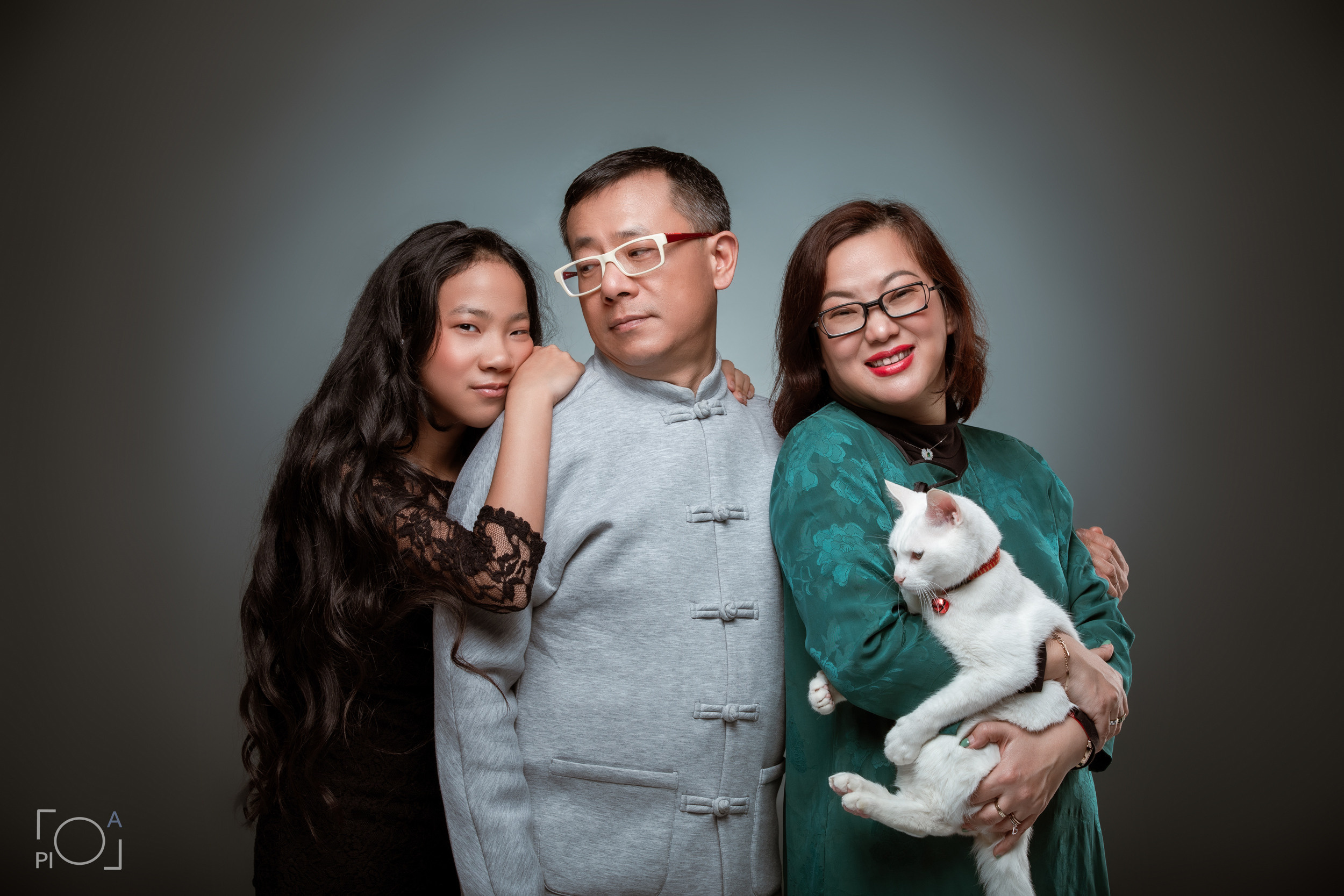 Friendly family: Photo shoot with pets in the studio. Photographer in Shanghai — Lola Pidluskaya