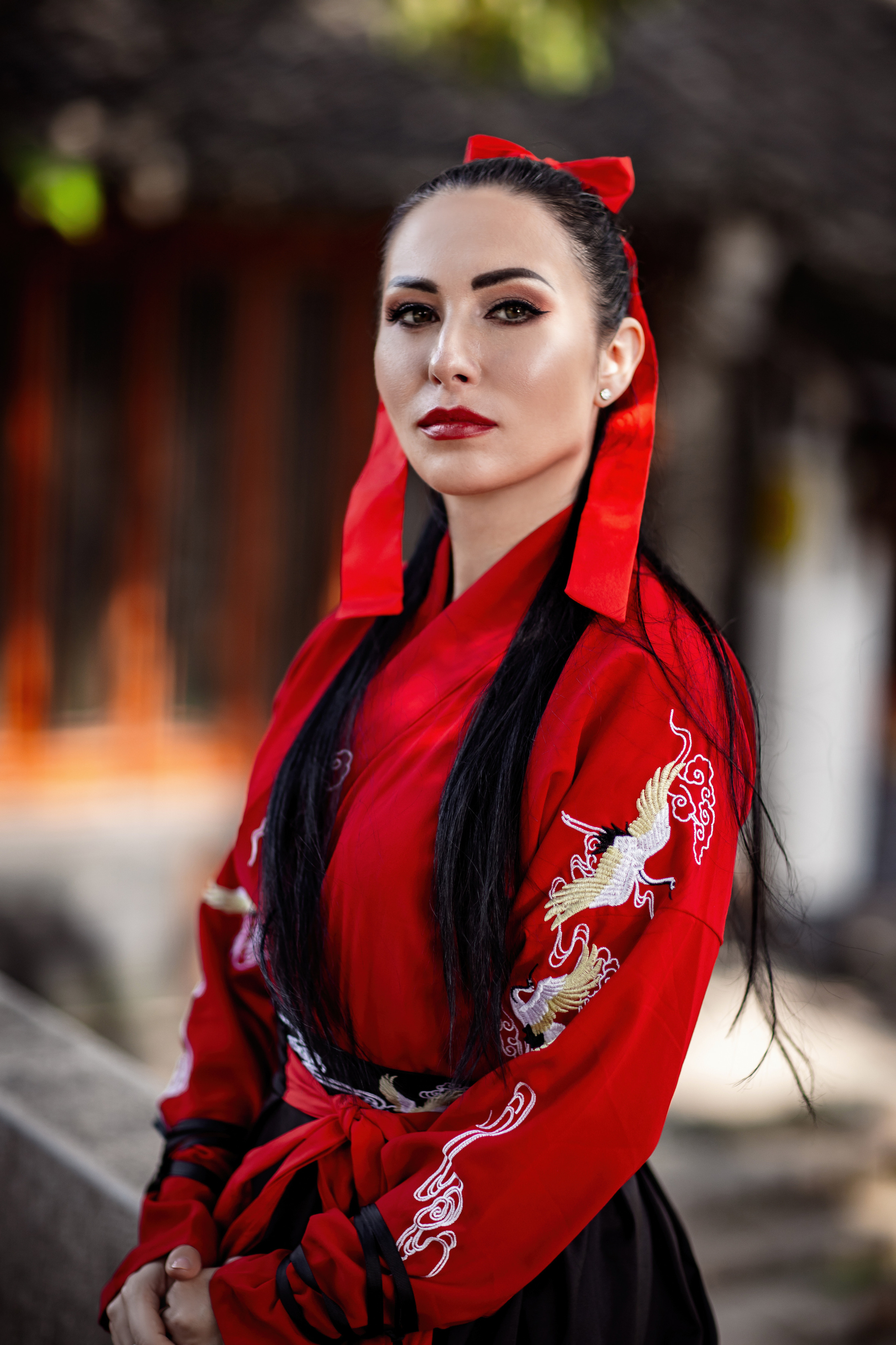 Фотосессия в пригороде Шанхая, в древней водной деревне Чжуцзязяо (Zhujiajiao). Костюмы напрокат, макияж и прическа от профессиональных стилистов. Китай, Шанхай, фотограф в Шанхае. Красный, черный, вода, природа, древность, цивилизация, лодка, храм, китайский колорит.