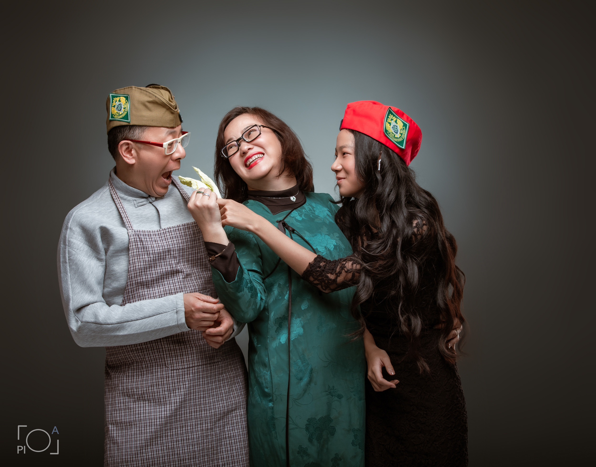 Friendly family: Photo shoot with pets in the studio. Photographer in Shanghai — Lola Pidluskaya