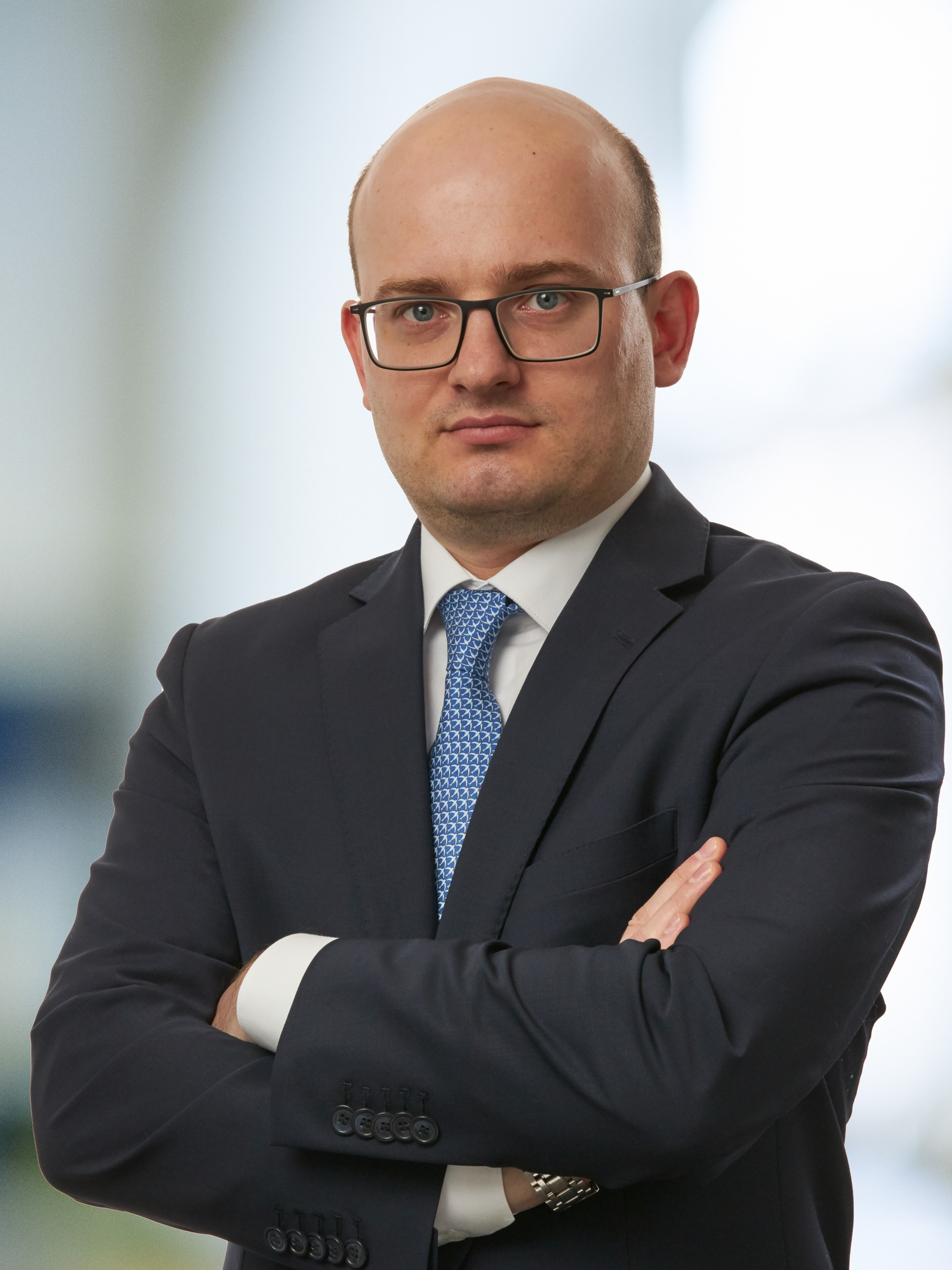 Business portrait of a man against a blurred office background - photographer Andrey Dunin