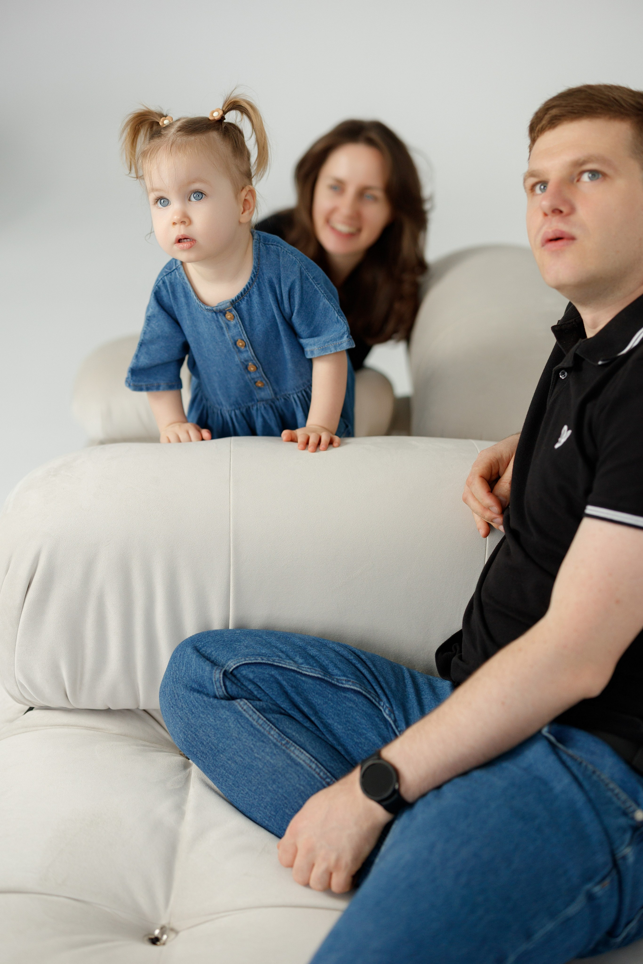 Ședință Foto de Familie — Stil Minimalist pe Fundal Alb. Scarlat Photography