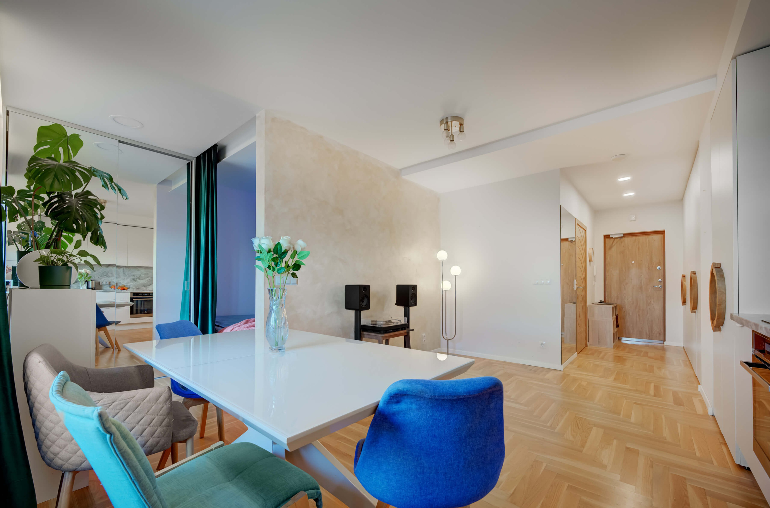 Svetainė-balkonas: natūralus medis, LED apšvietimas 