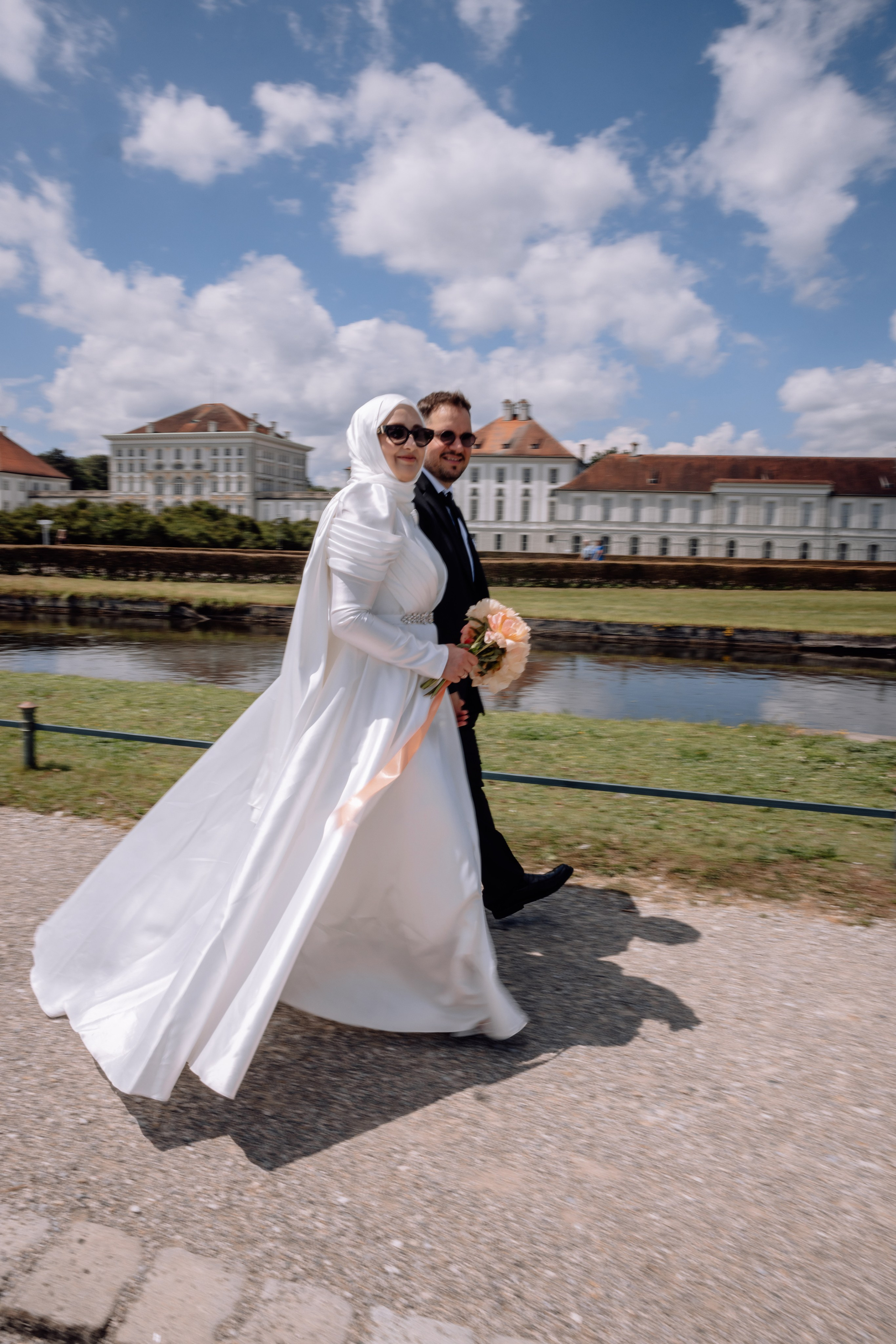 Paar geht entspannt spazierend durch den Schlossgarten Nymphenbug