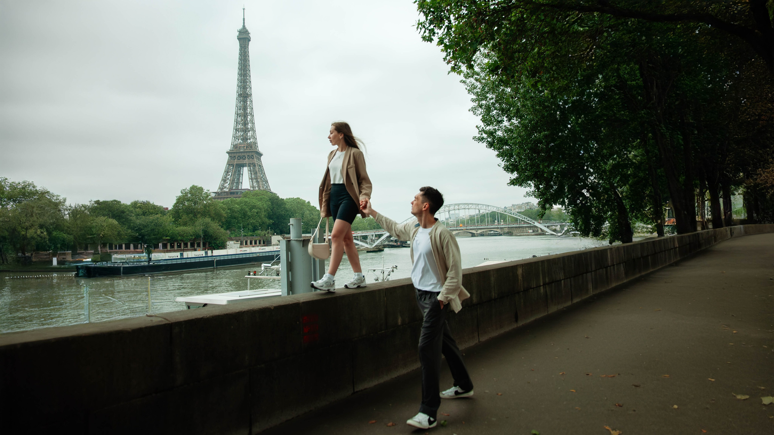 Лавстори у Эйфелевой Башни. Фотограф в Париже Полина Осипова