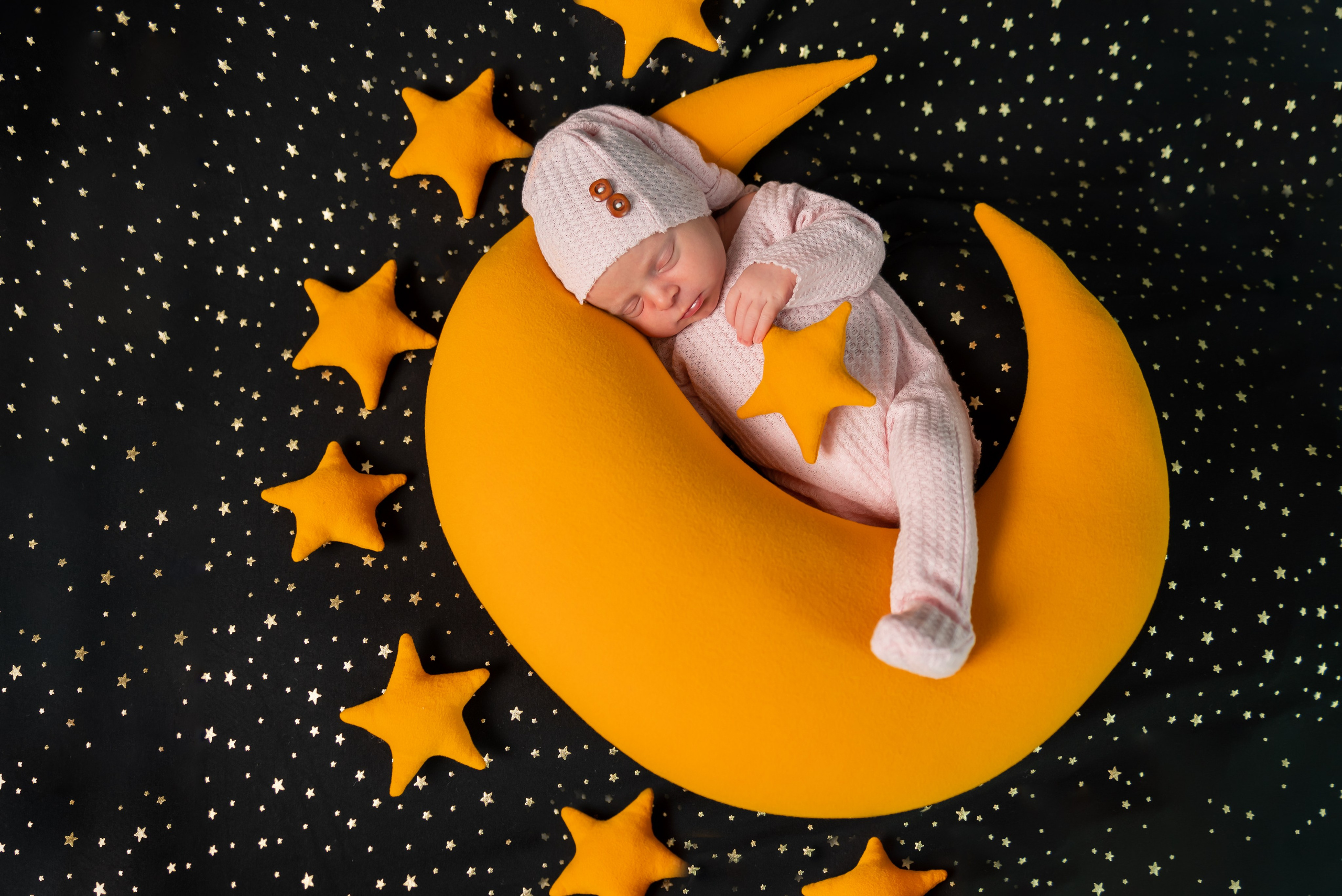 Nou Nascuti/ Newborn. Captured Moments by Olguta Vizauer