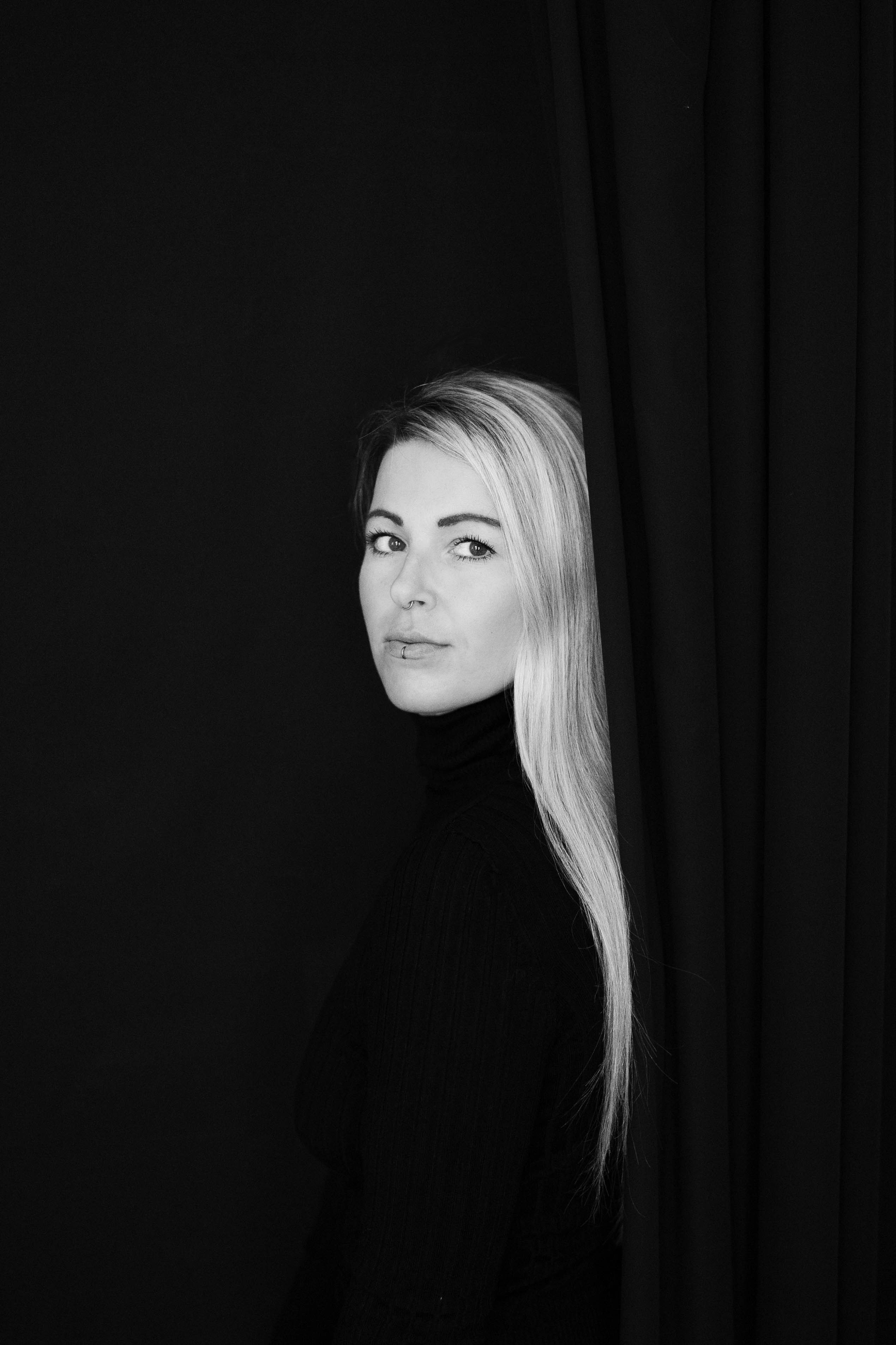 Bílá na černém. Fotograf Teplice // Alexandra Ribola