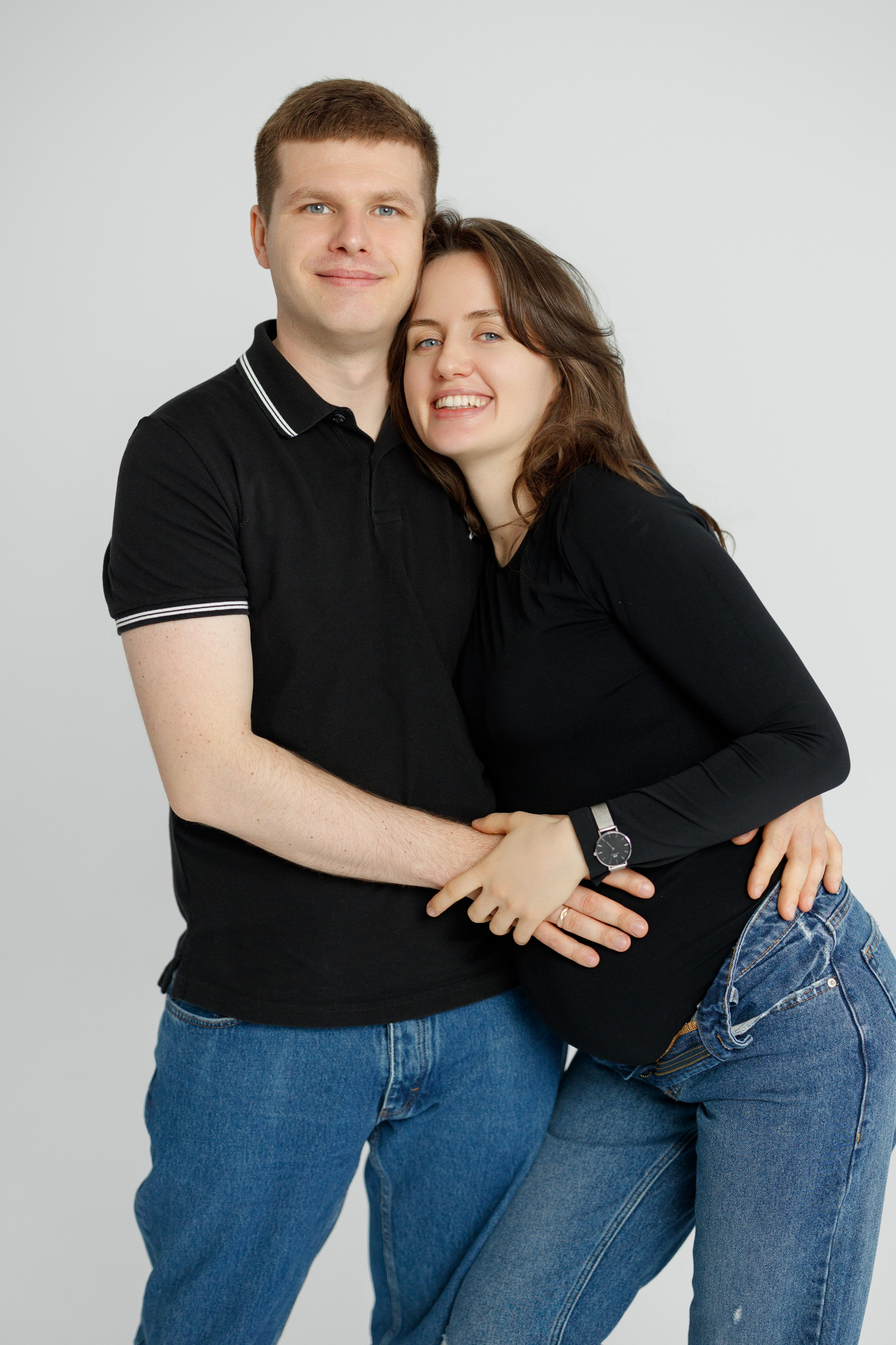 Ședință Foto de Familie — Stil Minimalist pe Fundal Alb. Scarlat Photography