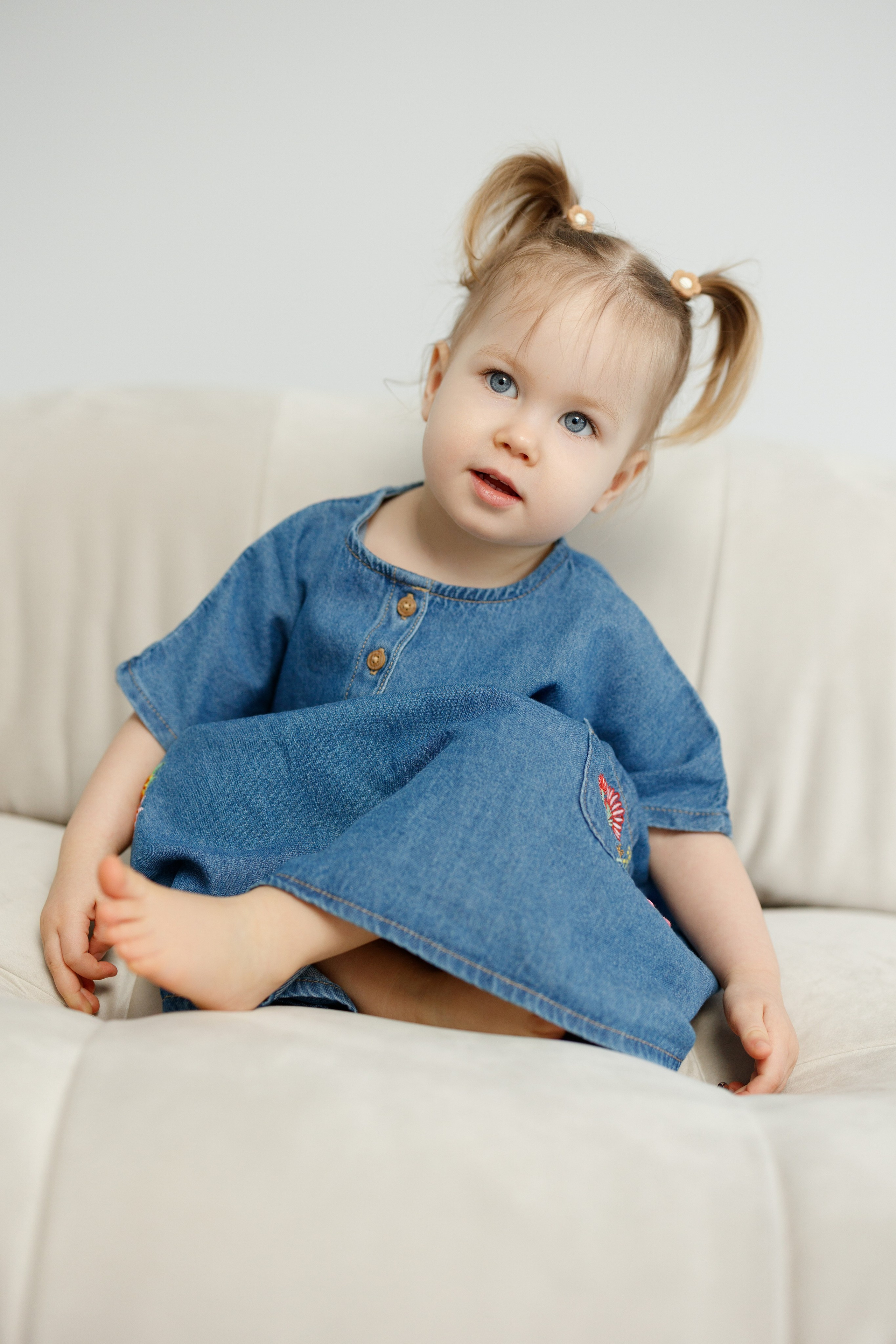 Ședință Foto de Familie — Stil Minimalist pe Fundal Alb. Scarlat Photography