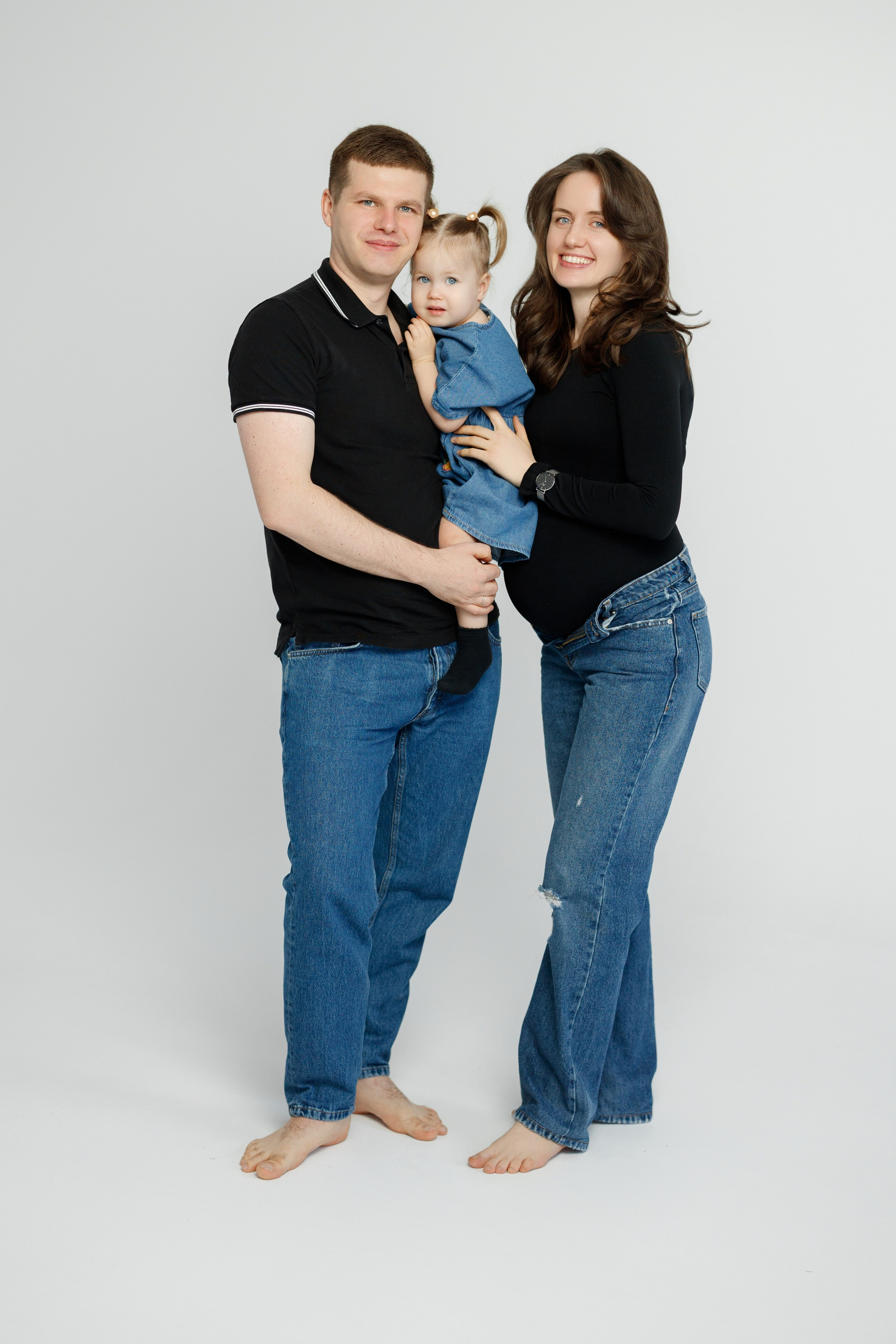 Ședință Foto de Familie — Stil Minimalist pe Fundal Alb. Scarlat Photography