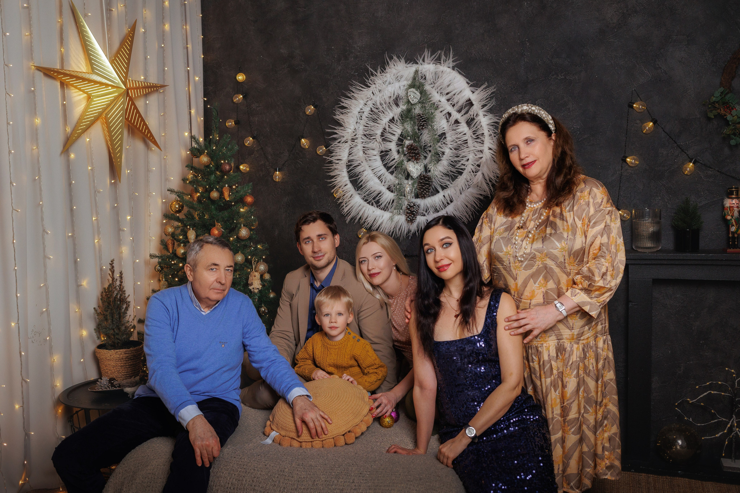 Christmas photo shoot for a large family. Family photographer in Vilnuis Svetlana Naumova
