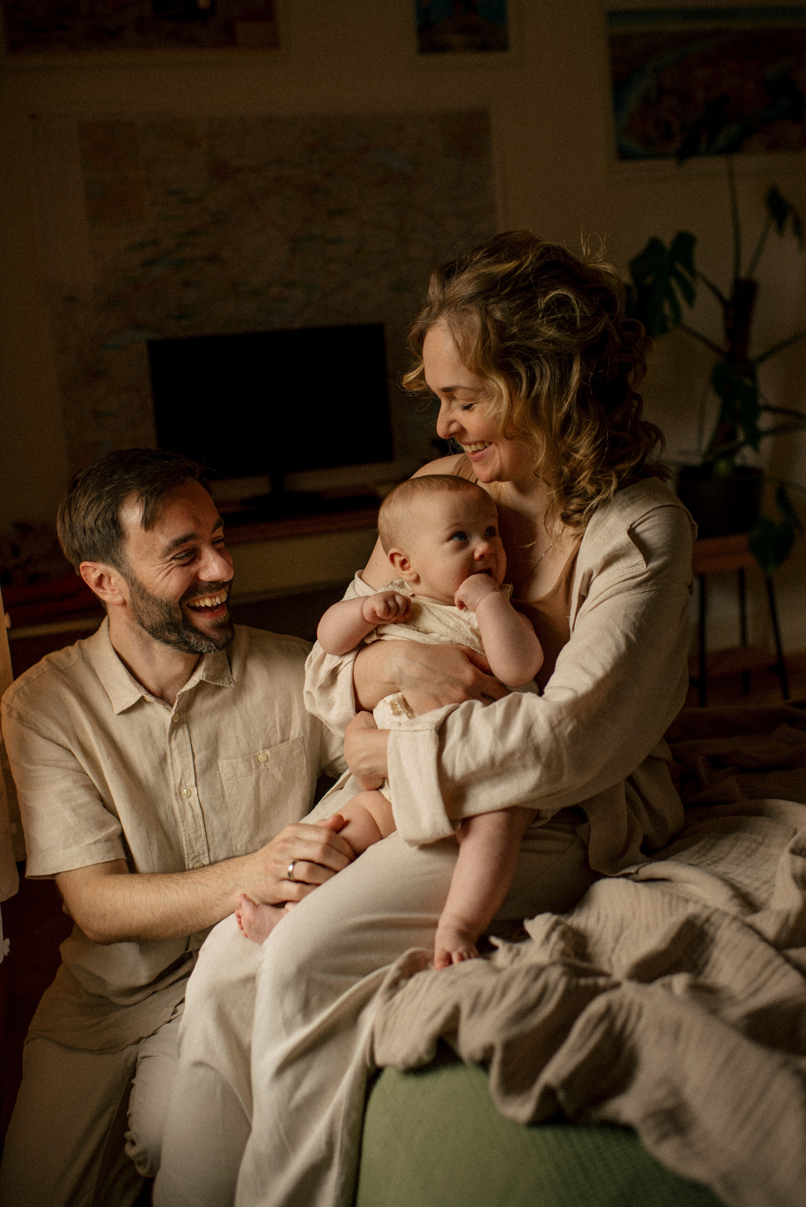 Malwina Rafael and Klara. Polina Sobol — family & documentary photographer in Bern. Outdoor & urban photo sessions for families, kids and couples