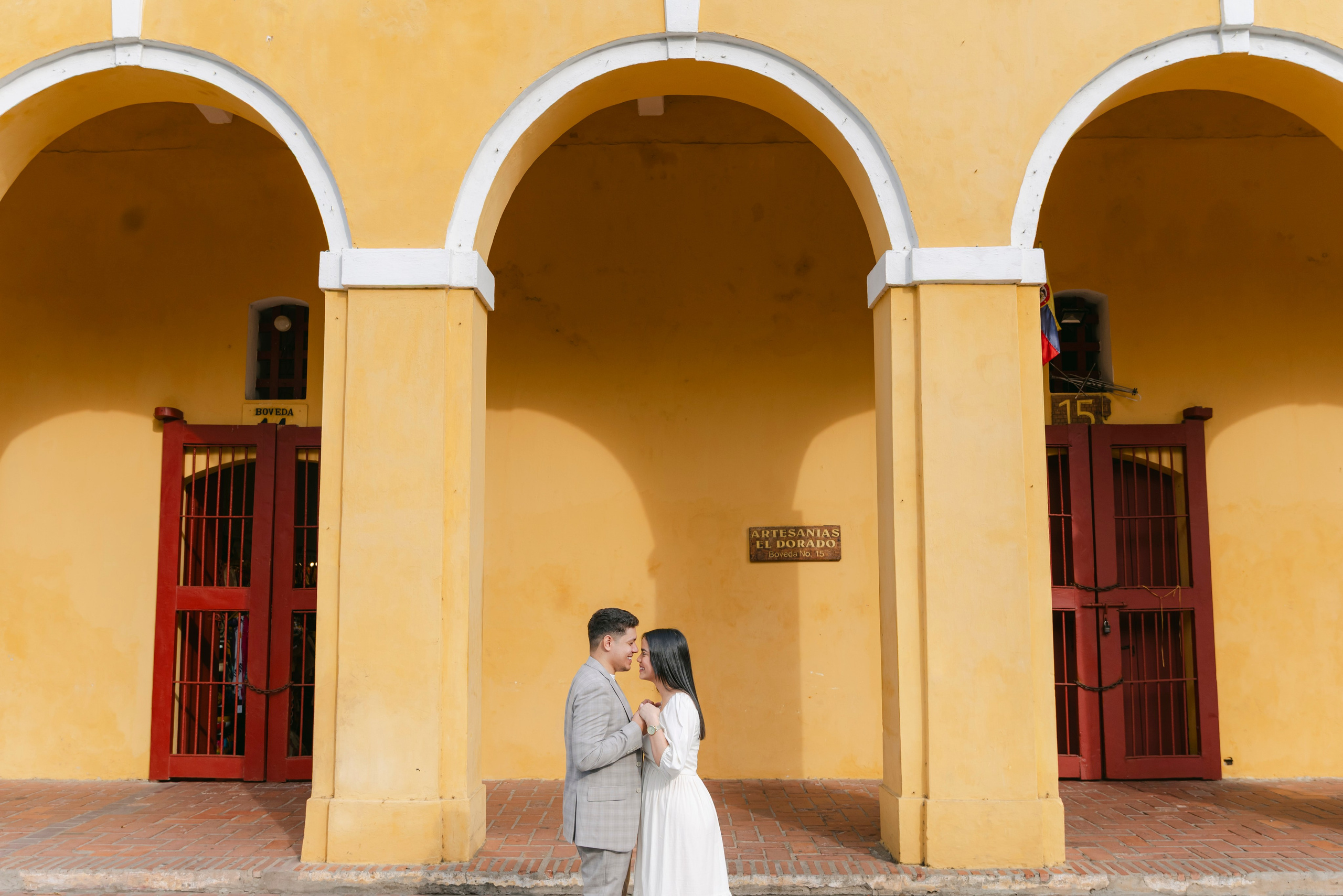 Primer plano de novios besándose en sesión de preboda cinematográfica romántica