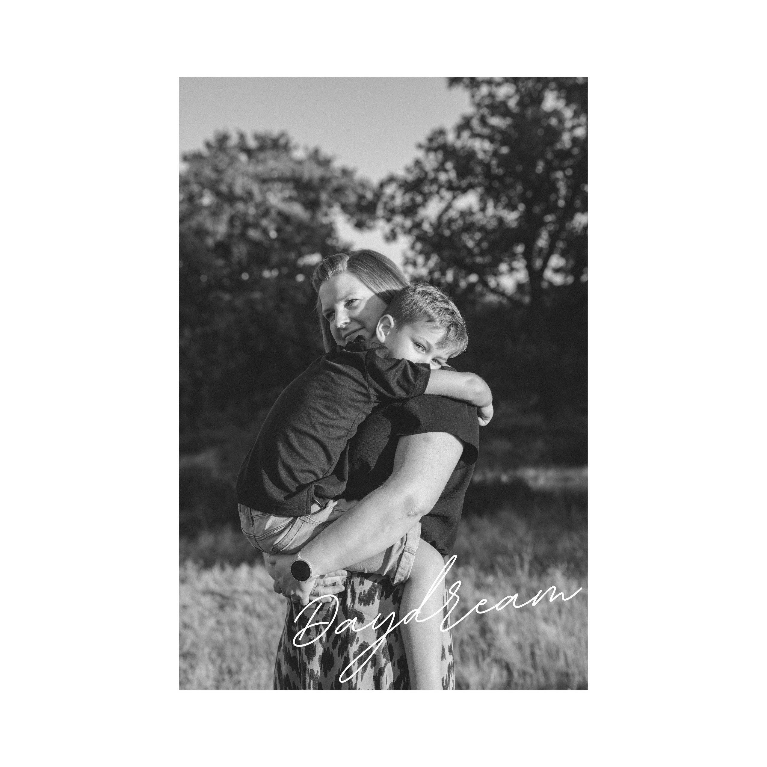 Kapture Fotografie - Liefdevol moment tussen mama en haar zoon tijdens een familie fotoshoot op de Kesselse Heide