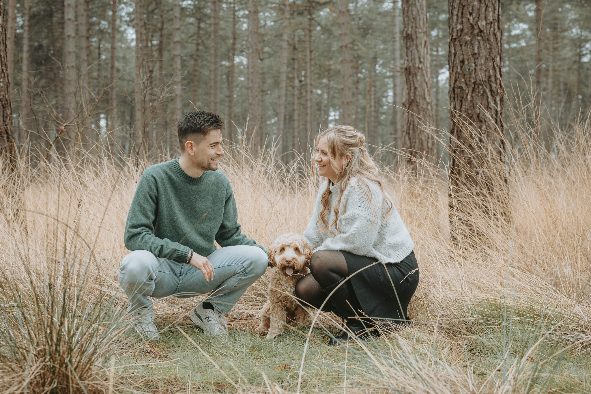 Intieme momenten tussen verliefd koppel in heide - Kapture Fotografie