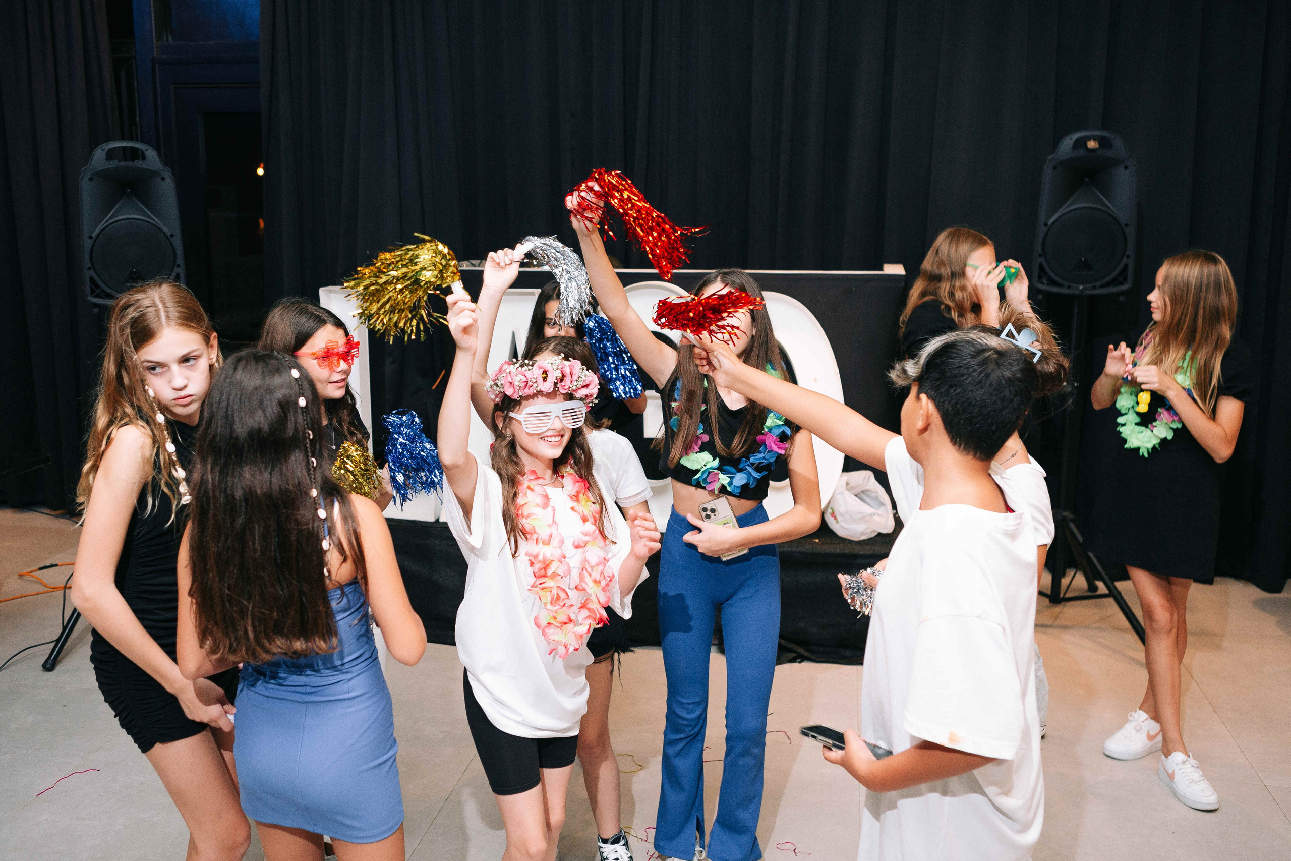 PARTY WITH FRIENDS. Https://shi-photo.com/