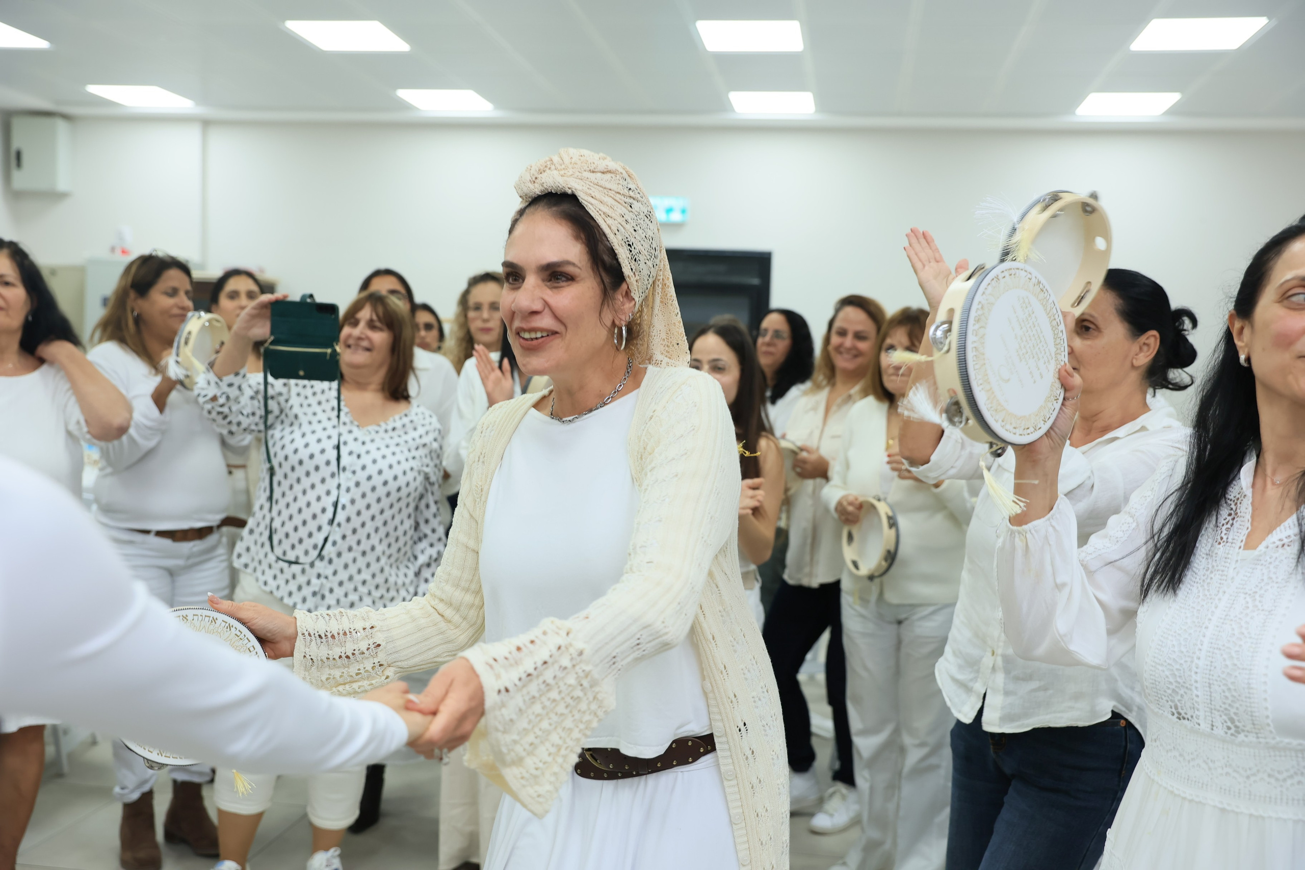 נטף הפרשת חלה. שני ויזל | צלמת הריון, צילומי משפחה וצילומי בוק בת מצווה