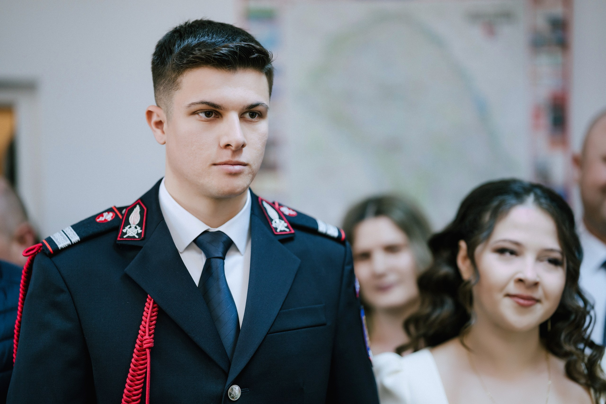 Povestitor prin fotografie - Fotograf nuntă Botoșani  – Alin Chirilă -* Gabriel și Denisa la starea civilă în Unțeni Botoșani, fotografie de cuplu pe scări elegante, Alin Chirilă fotograf* Mire și mireasă după cununia civilă în comuna Unțeni Botoșani, ședință foto realizată de AlinoFotoStudio* Fotograf stare civilă Botoșani, Gabriel și Denisa privindu-se cu drag pe scările locației de eveniment* Cuplu proaspăt căsătorit la cununia civilă Unțeni, fotografie romantică realizată de Alin Chirilă fotograf* Gabriel și Denisa după ceremonia civilă, ședință foto la Restaurant Luceafărul Popas Cucorăni* Fotograf evenimente Botoșani, stare civilă Unțeni, mire și mireasă în cadru elegant și luminos* Mire în uniformă și mireasă cu buchet alb, fotografie de nuntă civilă în județul Botoșani* AlinoFotoStudio portret de cuplu la stare civilă, Gabriel și Denisa în ziua logodnei civile* Fotograf cununie civilă Botoșani, moment romantic surprins la Popas Cucorăni Luceafărul* Gabriel și Denisa și-au spus da la Unțeni Botoșani, amintiri fotografice naturale și elegante* Mireasă cu păr ondulat și mire în uniformă militară, fotografie de cuplu la stare civilă* Alin Chirilă povestitor prin fotografie, cununie civilă Gabriel și Denisa în Botoșani* Ședință foto de stare civilă Botoșani, cuplu pe scări decorative într-un cadru rafinat* Fotograf nuntă și stare civilă Suceava Botoșani Iași, Gabriel și Denisa în ziua cea mare* Imagine romantică de la cununia civilă Unțeni, mire și mireasă zâmbind unul către celălalt, fotograf uvertura mall Botoșani, fotograf mall- servicii foto- video Botoșani 