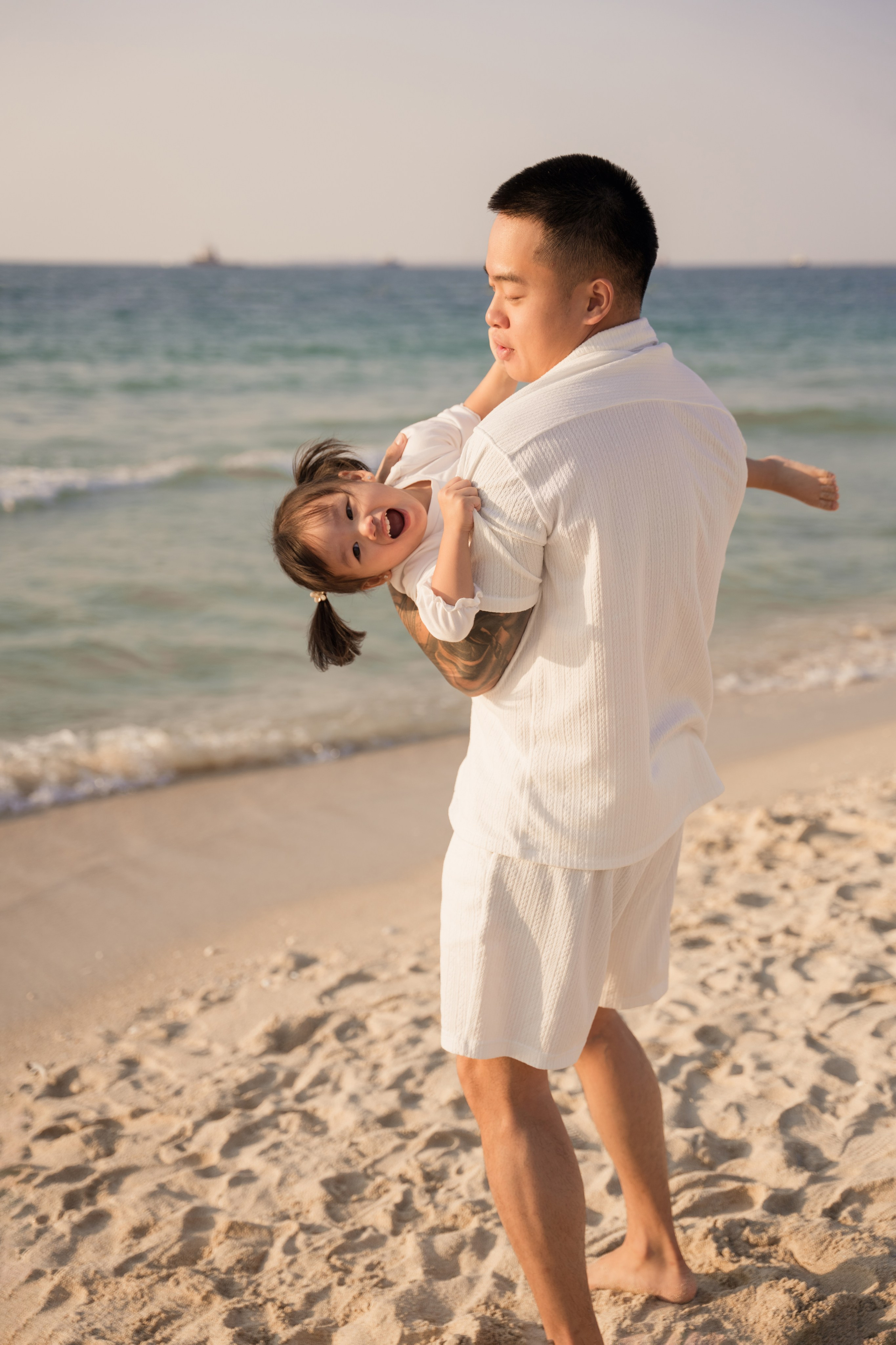 Sea breeze and giggles. Angela Iakovleva — Family Photographer in Dubai