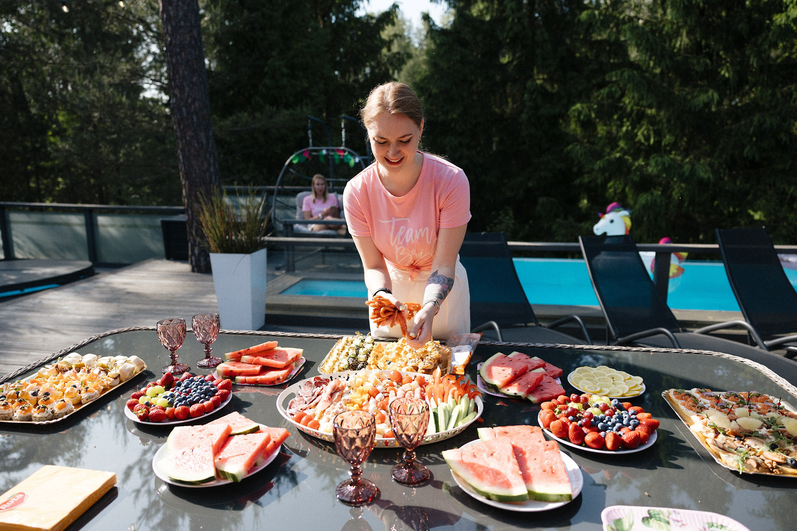 Яркая фотосессия девичника в Риге: розовые наряды и очки в форме сердца. Евгений Тимофеев | Свадебный и контент-фотограф и видеограф в Риге