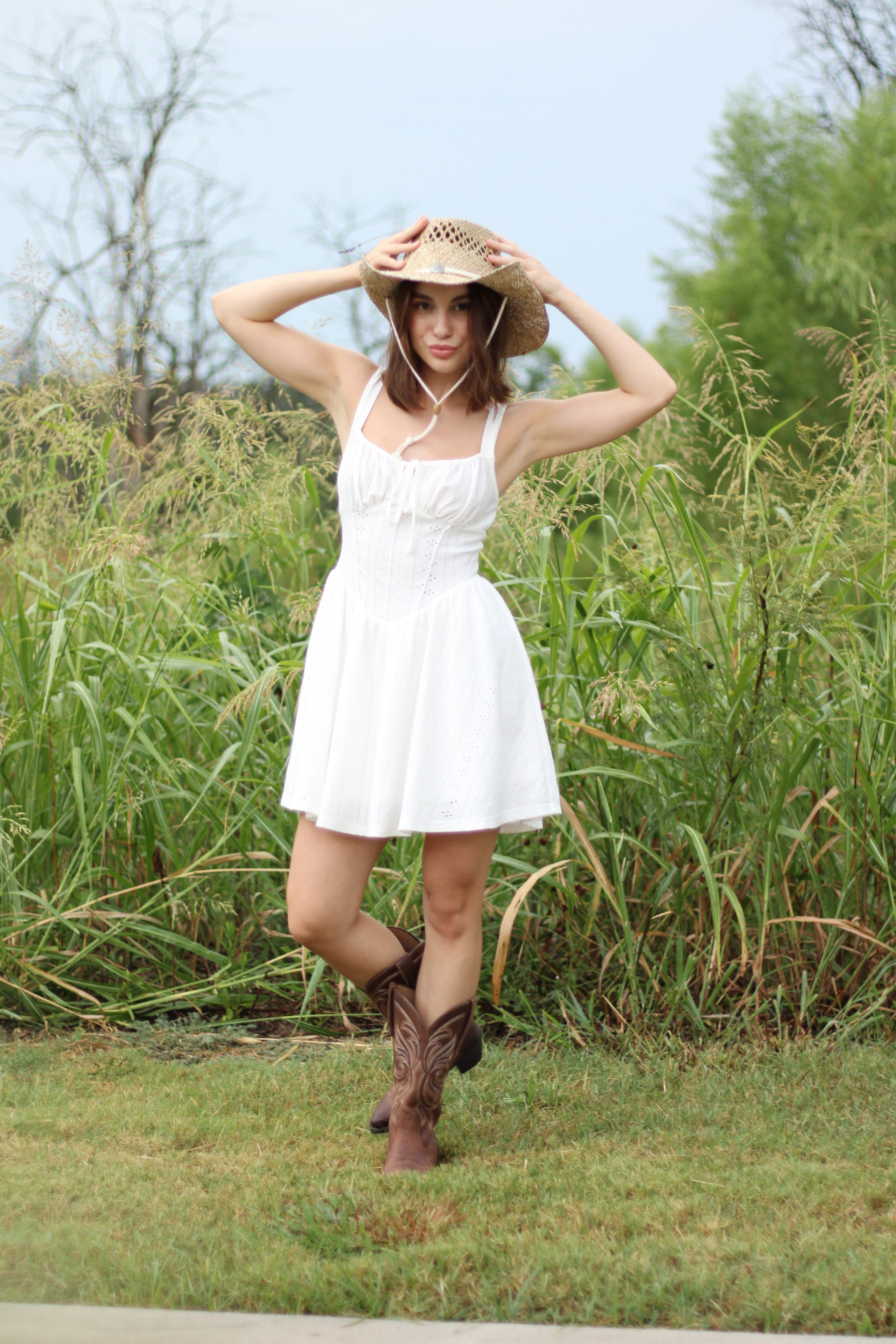 Countryside cowgirl-style portrait photoshoot. Lana Petrychenko — Portrait & Family Photographer. Valencia, Spain