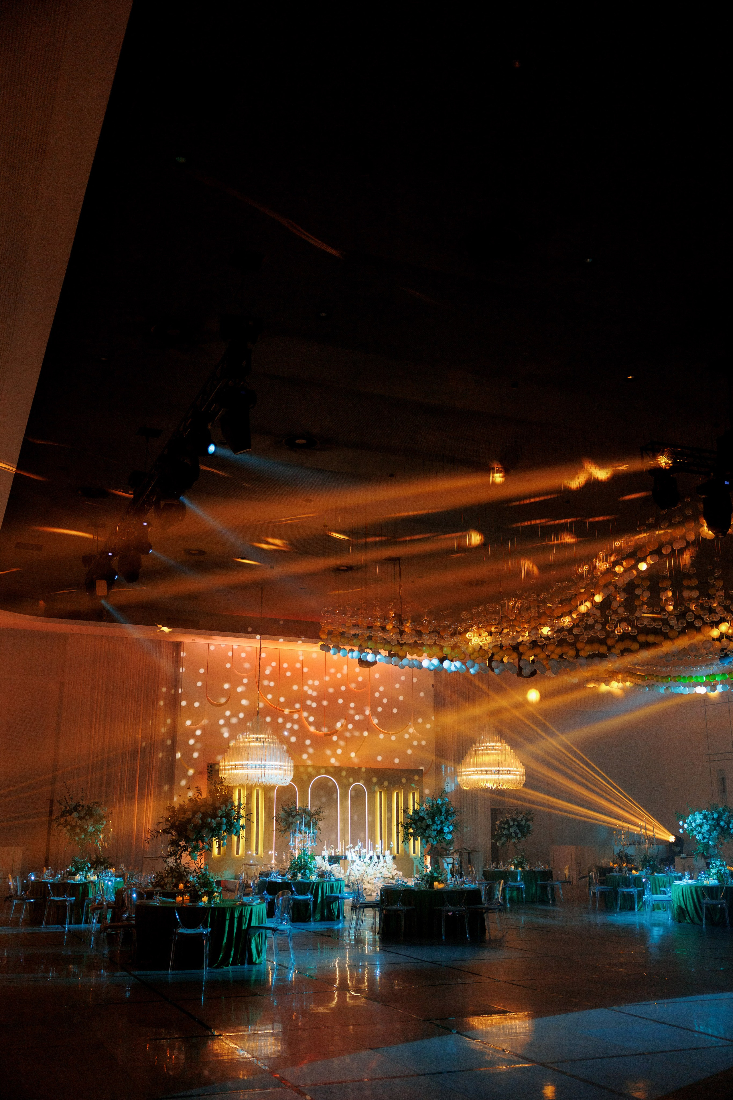 Nunți elegante fotografiate în stil cinematic, detalii fine, emoții reale, film analog și fotografie digitală.