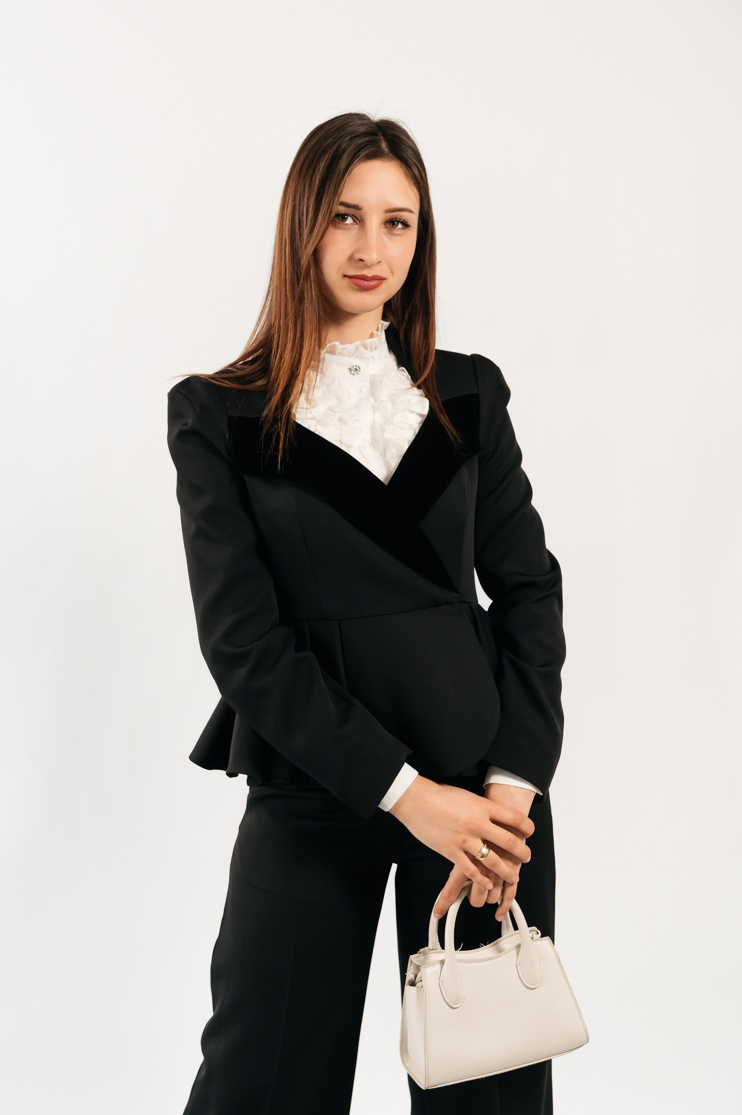 Compleu: sacou și pantaloni. Designer vestimentar: elaborarea, proiectarea și confectionare…