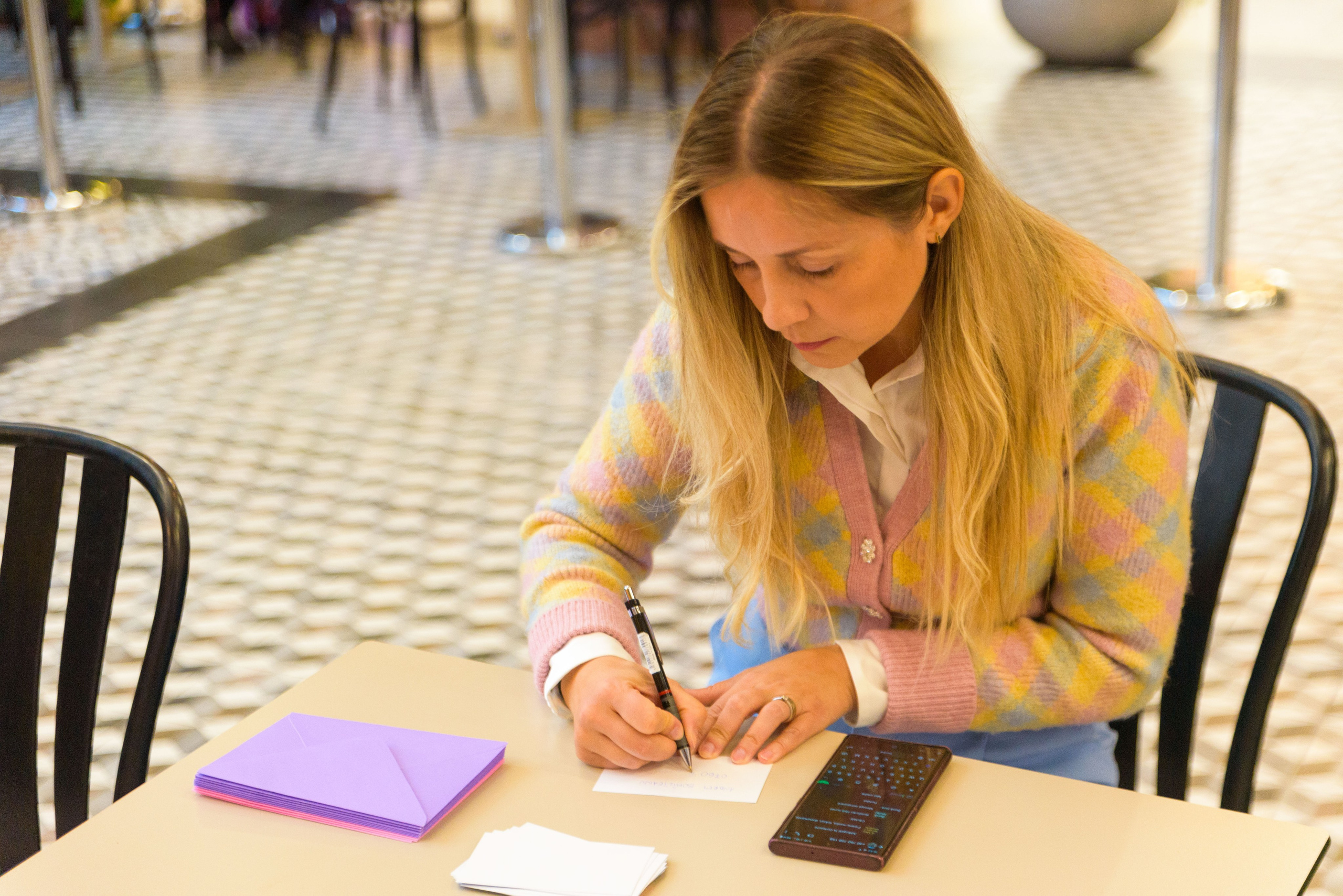 Elemente Cheie ale unei Lansări de Carte, fotograf lansare de carte, lansare de carte, fotograf corporate, lansările de carte prilej de socializare, evenimente in comunitate, promovare social media, promovare eficienta, organizare lansare de carte, fotograf profesionist, fotografie lansare de carte, bartner fotografie, celebrarea literaturii, autori de carte, carti pentru adolescenti, carti pentru copii, fotograf profesionist