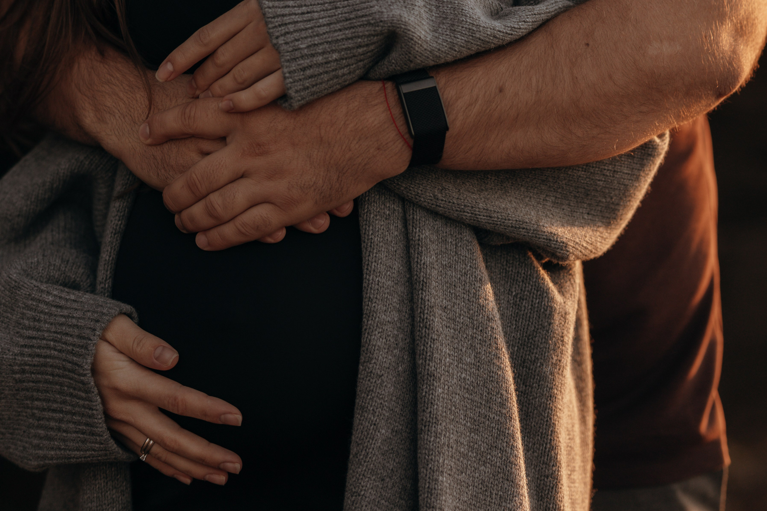 Sunset maternity photoshoot. Annah Louwagie — Lifestyle photographer for couples, families & brands | France & worldwide