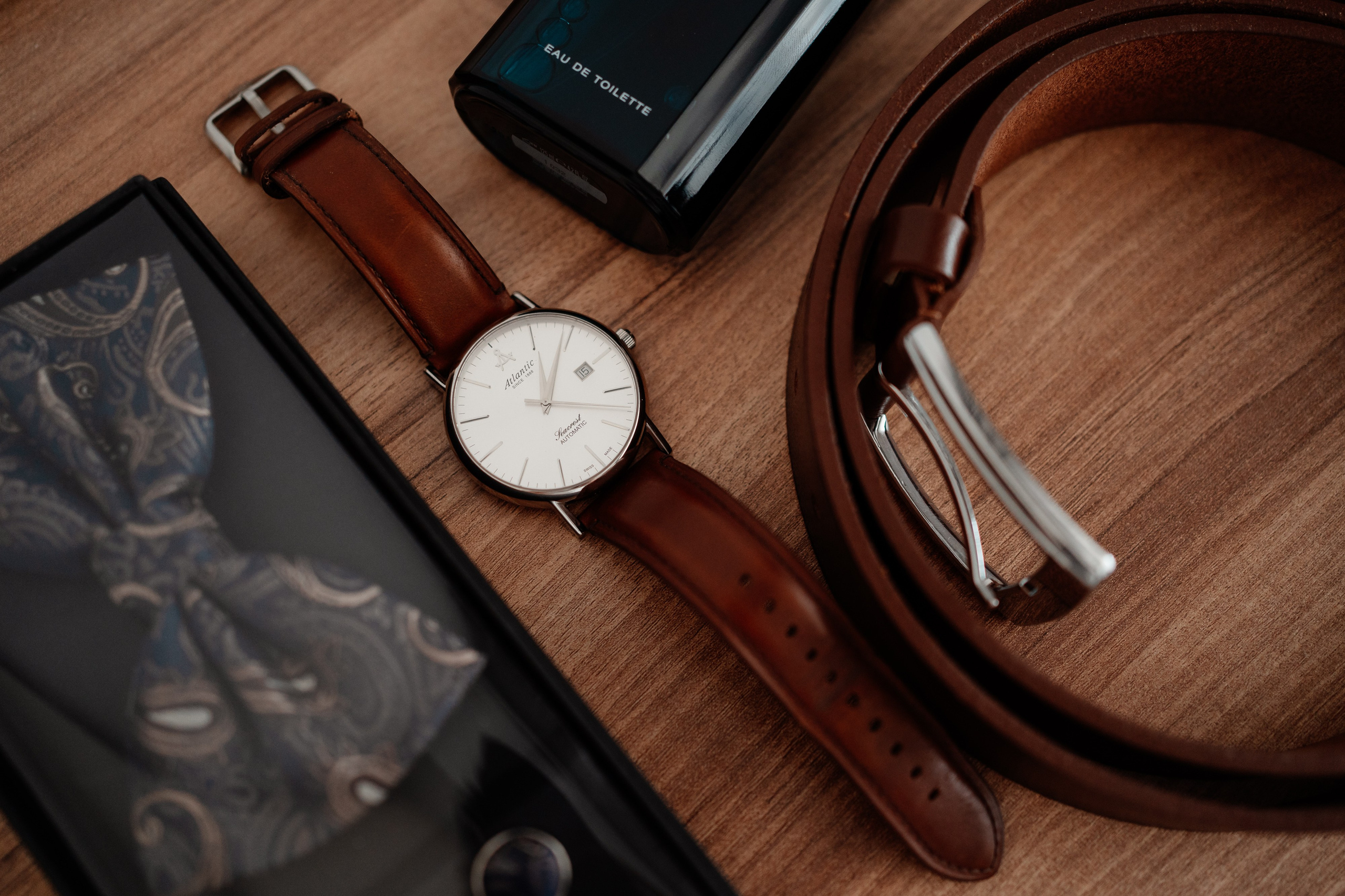 Moment emoționant între miri în ziua nunții, surprins într-un cadru natural și romantic, la Daimon Events. Fotografie de nuntă profesională, editată artistic pentru a evidenția emoția și eleganța evenimentului.