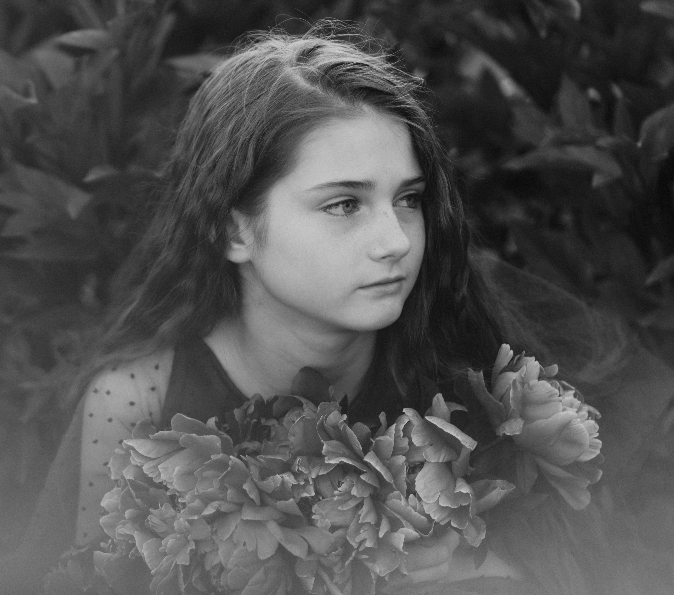 Junges Mädchen in einem Blumenfeld. Schwarz-weiß Fotografie in Münster. Fotografin Viktoria Roschen