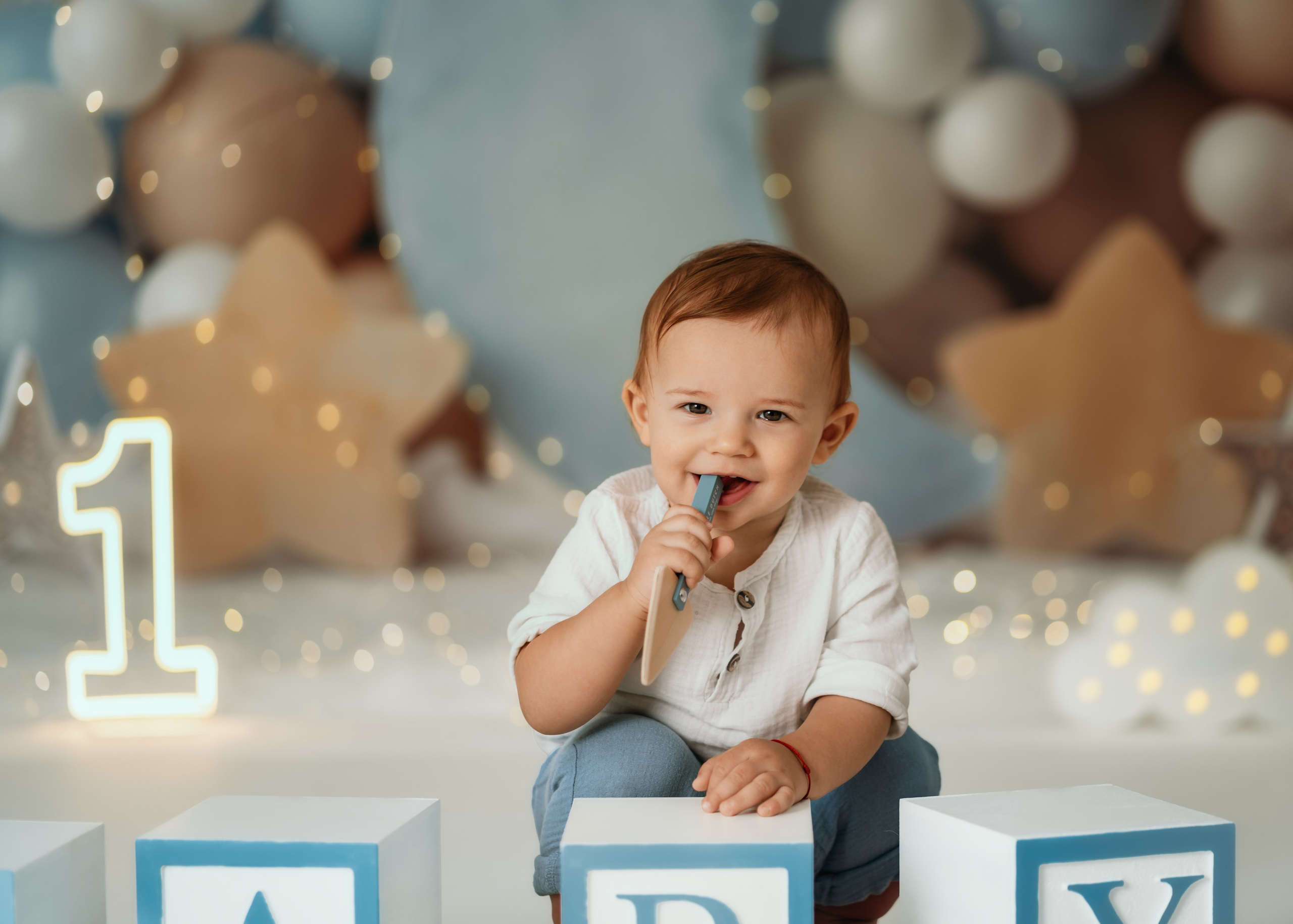 beba sa plavim kockama