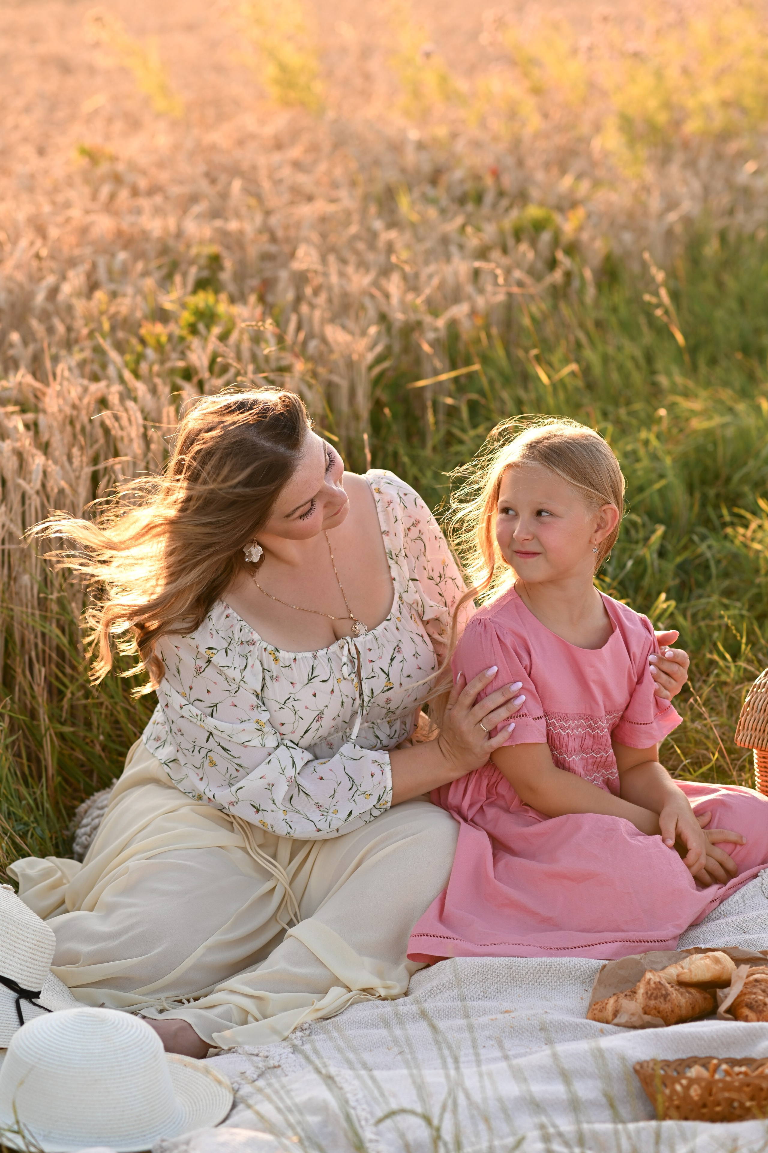 Familienfotoshooting in Weizenfeld. Neugeborene, Baby Fotografin in Düren (NRW) - Vitalina Unruh
