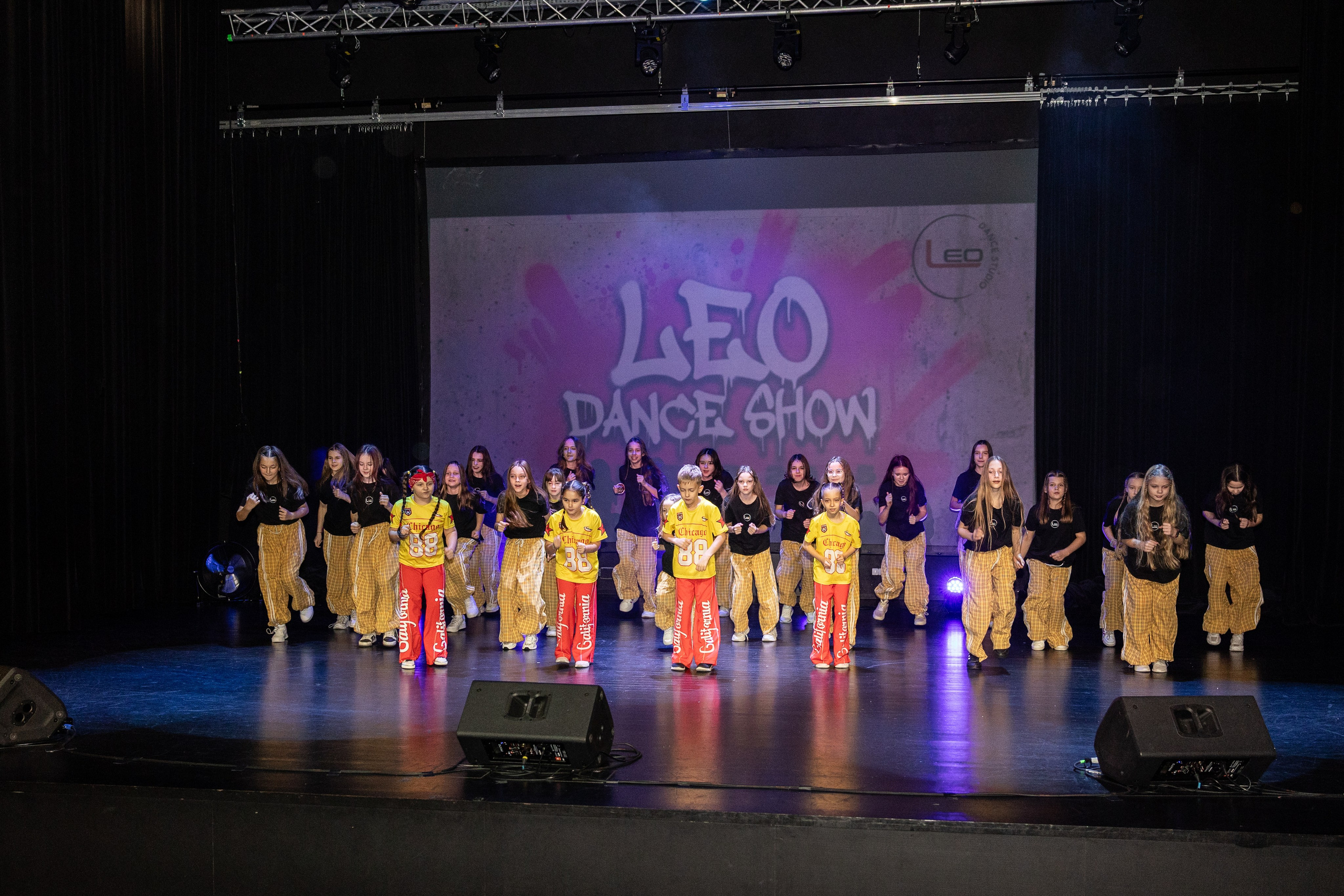 LEO DANCE SHOW WINTER 2025. Семейный и детский фотограф в Варшаве Мила Бобровская