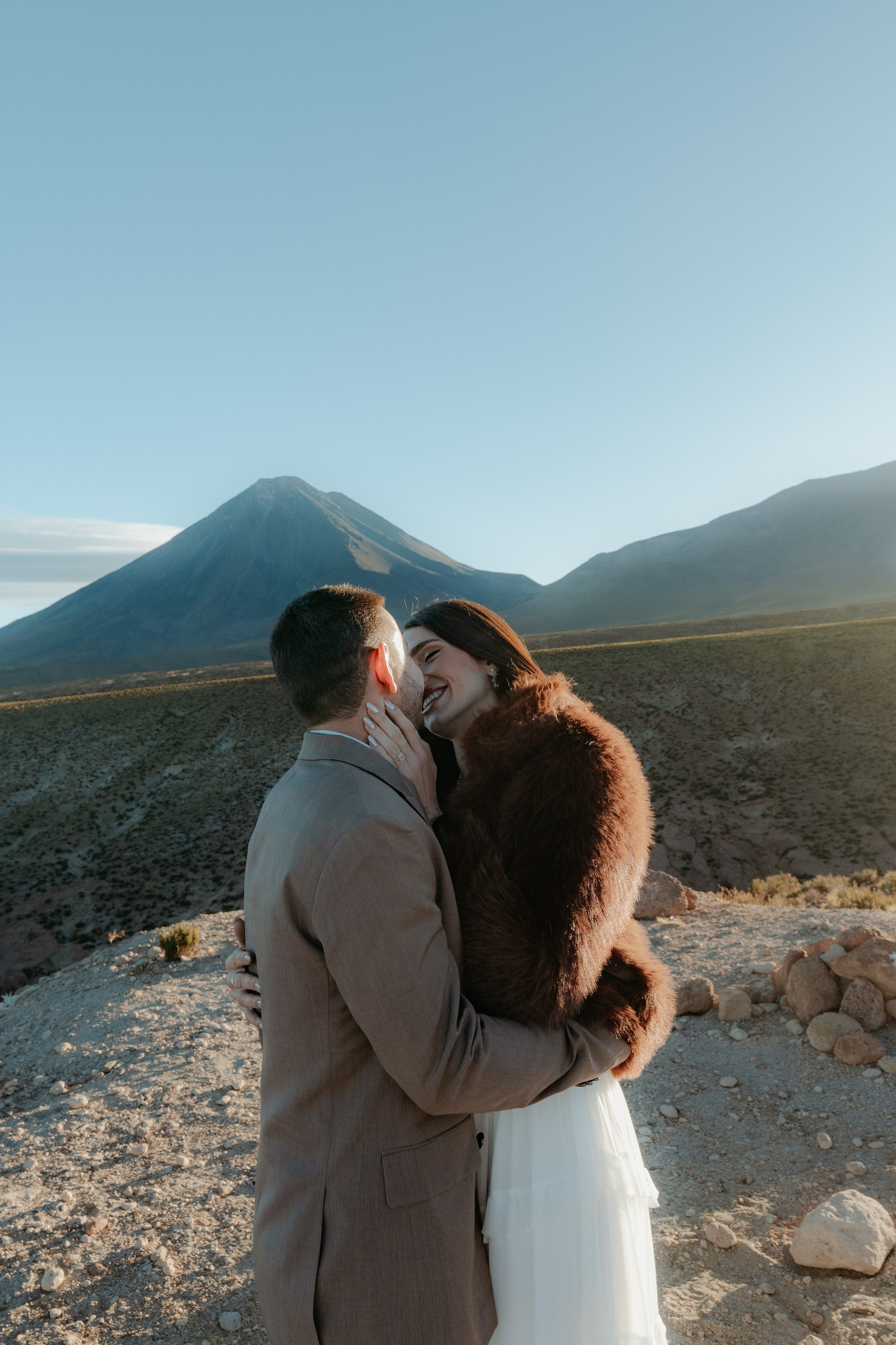 Pre-wedding no mirante do vulcão Licancabur. Photographer in San Pedro de Atacama