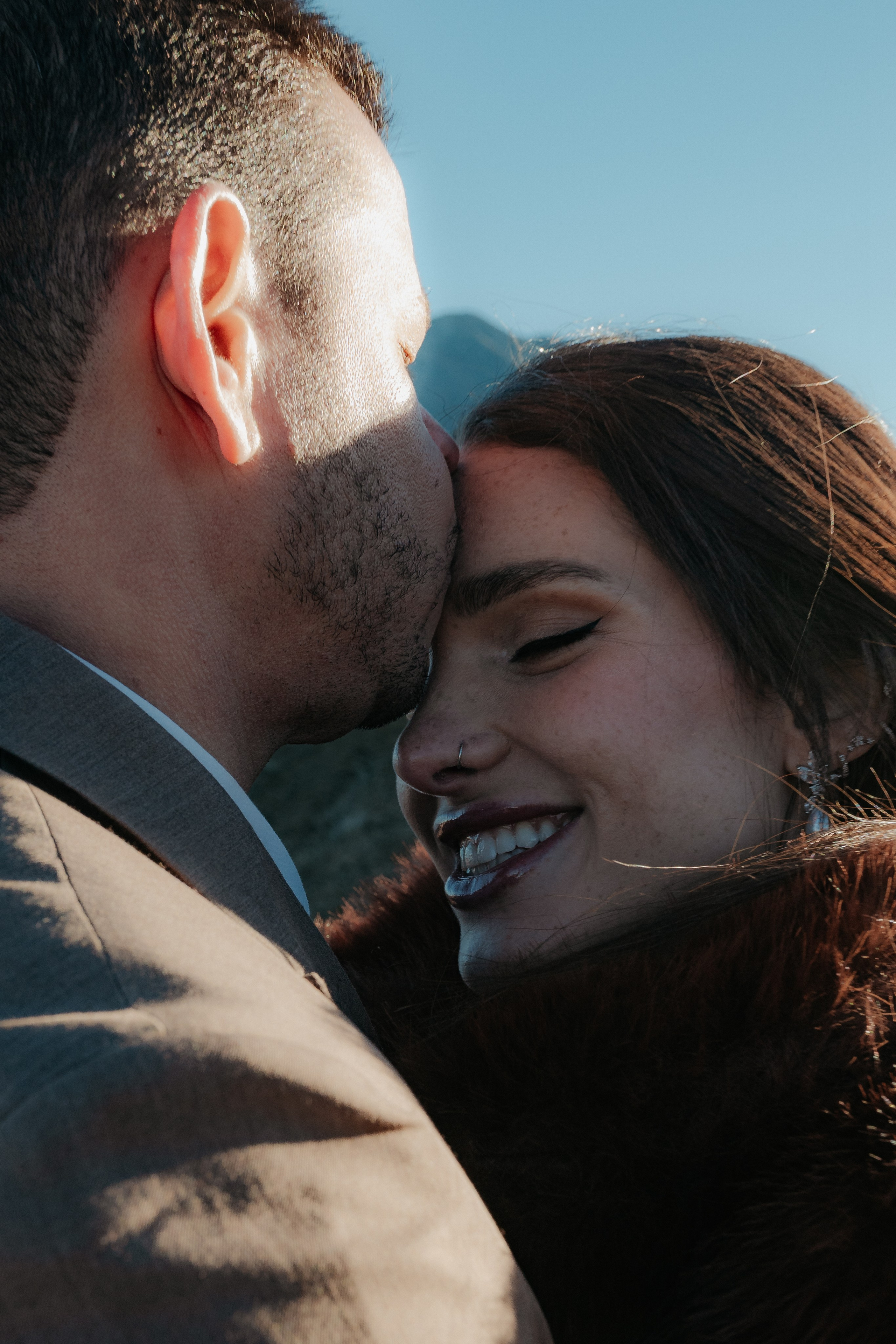 Pre-wedding no mirante do vulcão Licancabur. Photographer in San Pedro de Atacama