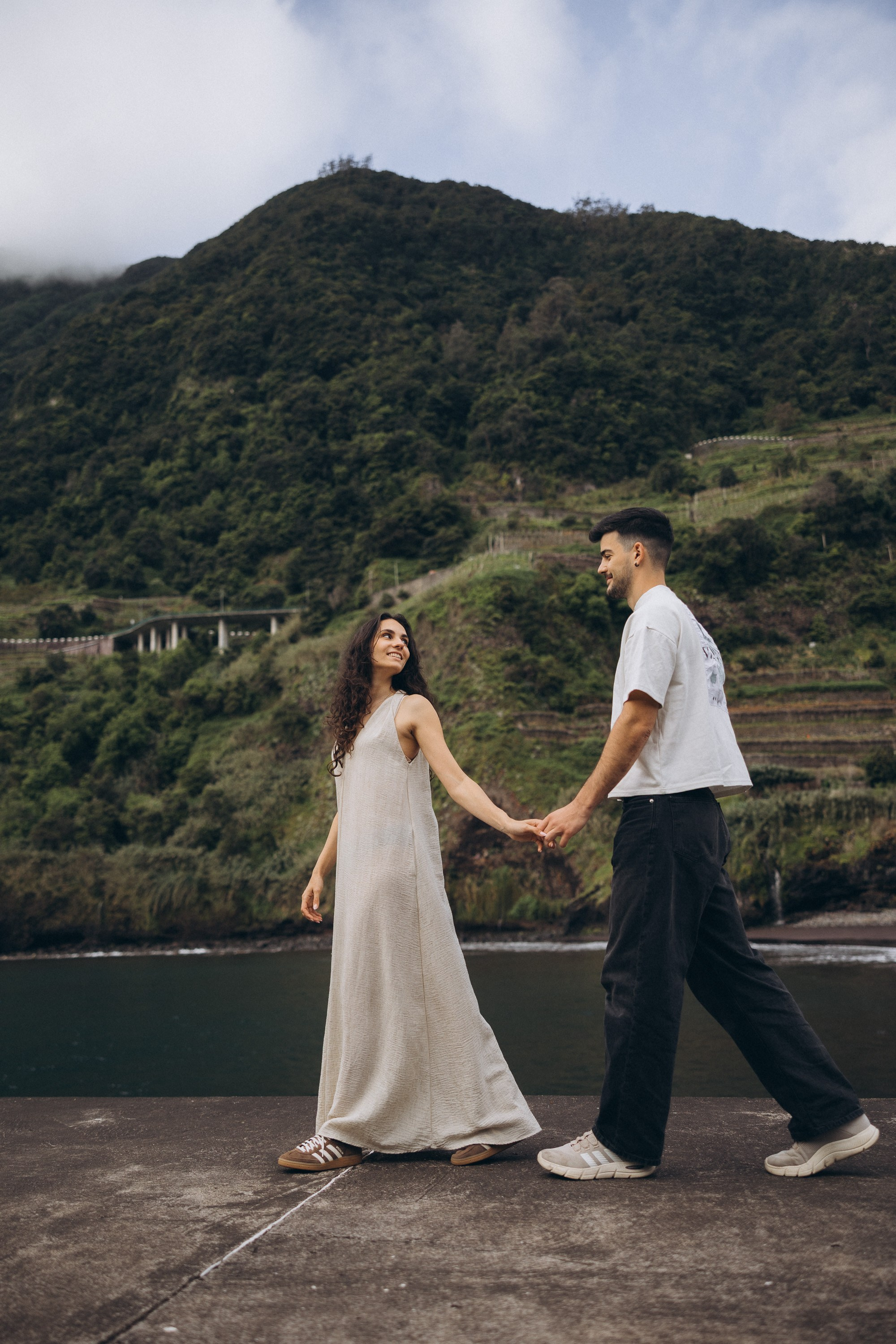Engagement Photoshoot at Seixal Beach, Madeira. Fotógrafa na Madeira para casais, pedidos de casamento, elopements e casamentos íntimos | Tatiana