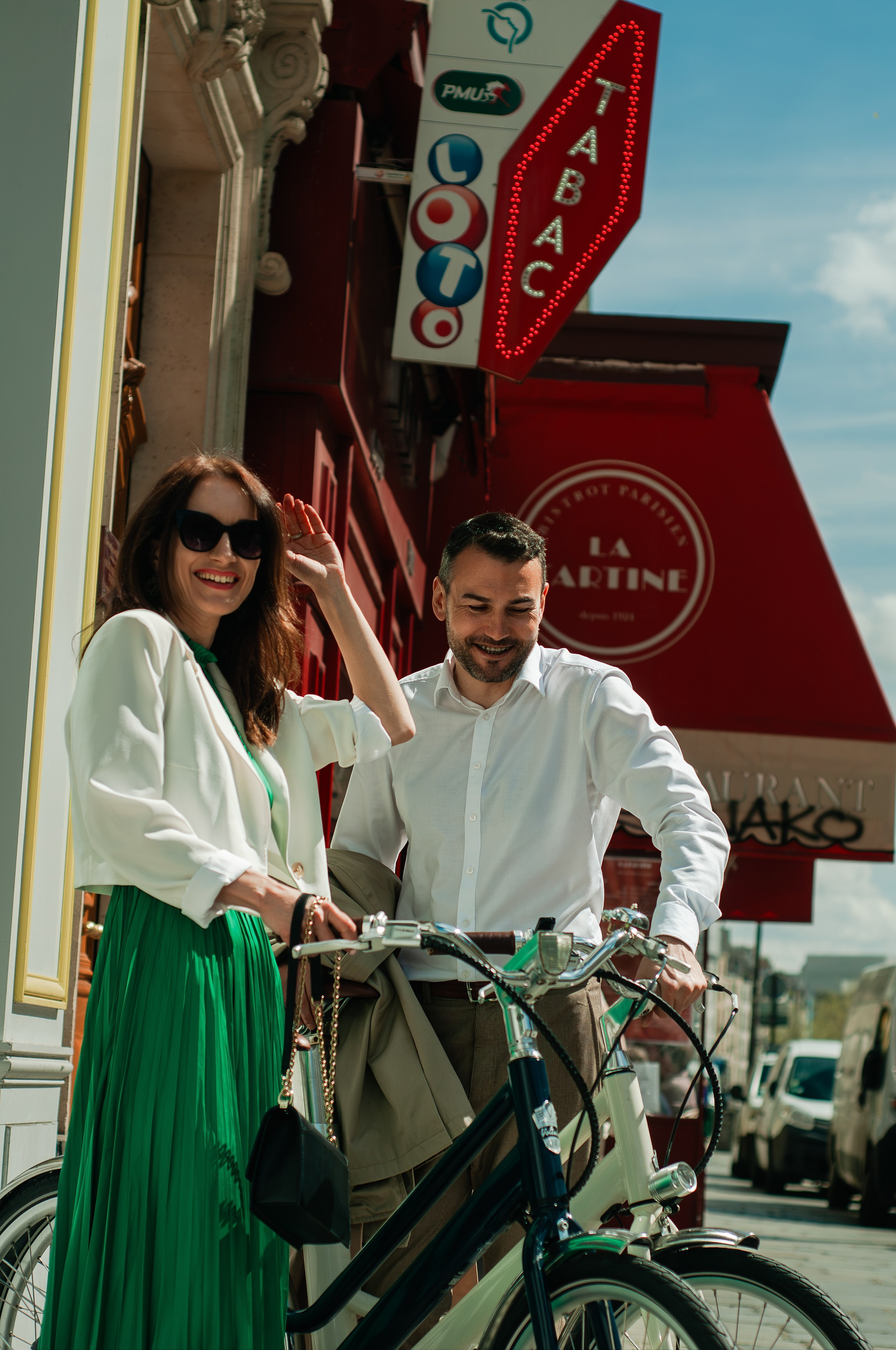 Couple photoshoot in blooming Marais. Paris photographer — Polina Osipova