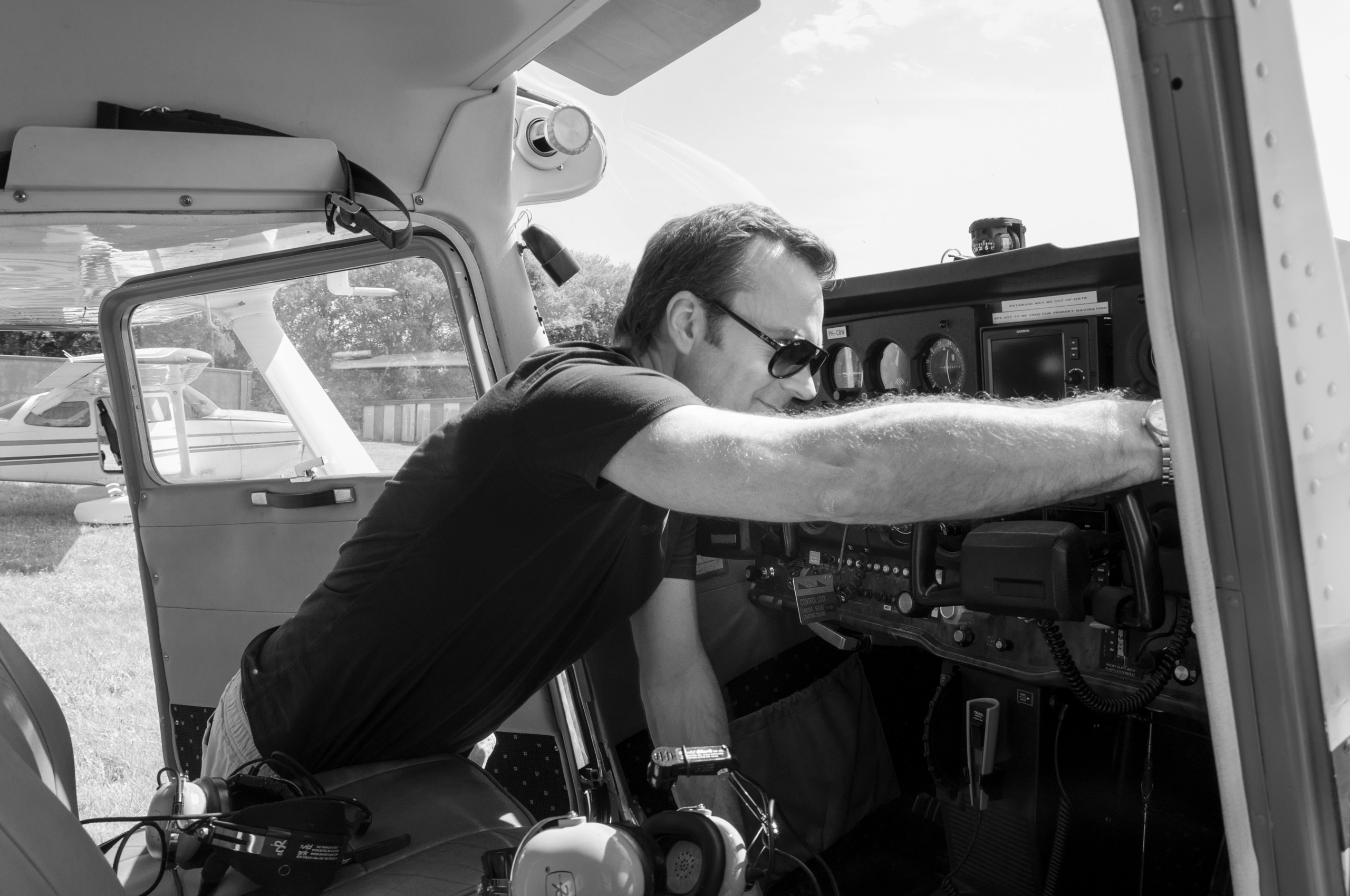 Een fotoshoot van een piloot en vliegtuigen. Éclat Fotos. Exclusieve portretfotografieservice