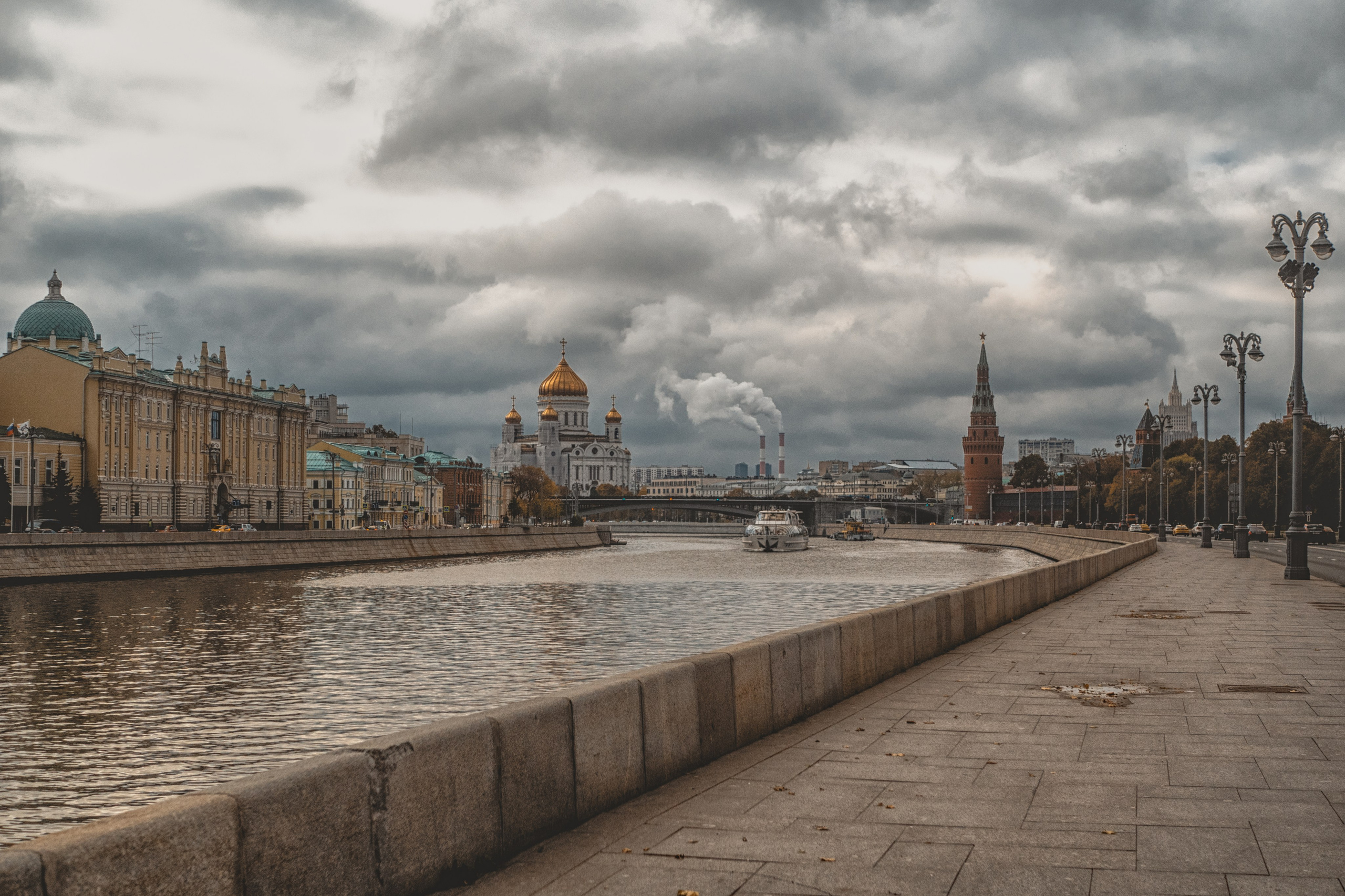 Moscou, une promenade vers Parc « Zaryadye » longeant Moskva-Reka. Photographe sur Cote d’Azur. Portraits de familles, couples, enfants, événements
