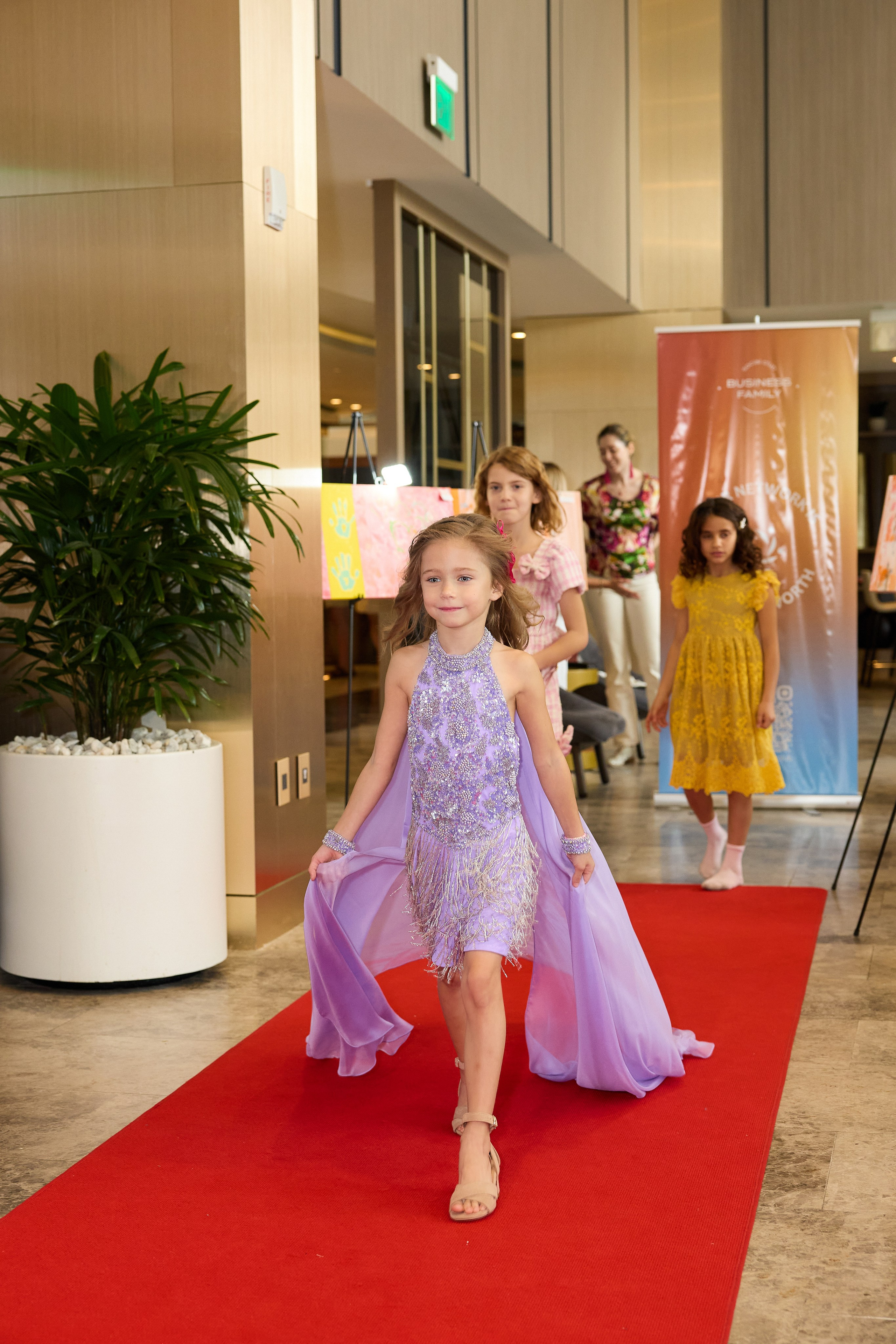 Авторская благотворительная художественная выставка Дианы Бортник. Фотограф Юлия Маковеева