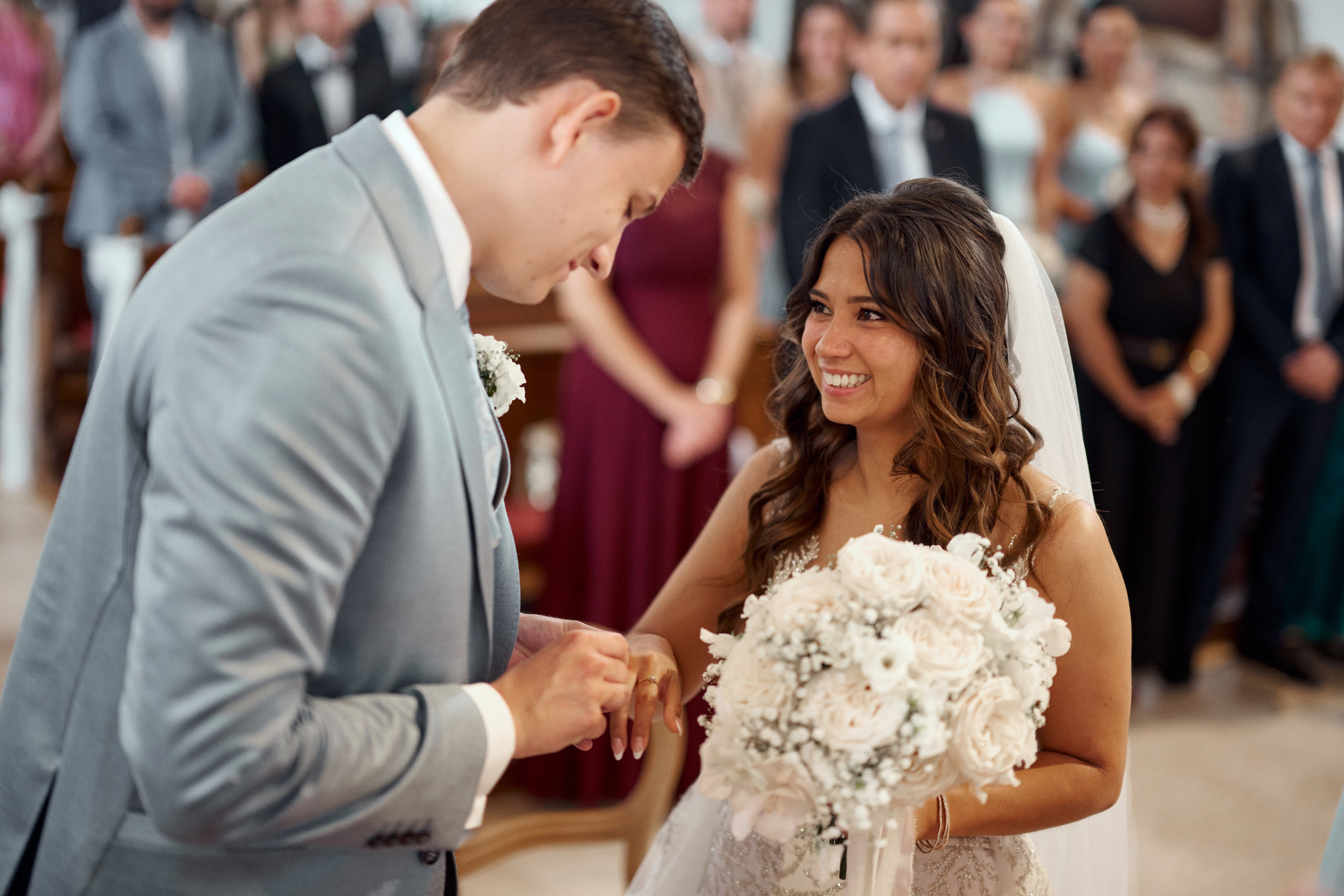 Alessandra & Nils beim Ringtausch in der prachtvollen Kirche von Meßkirch – ein emotionales Herzstück ihrer kirchlichen Trauung. 