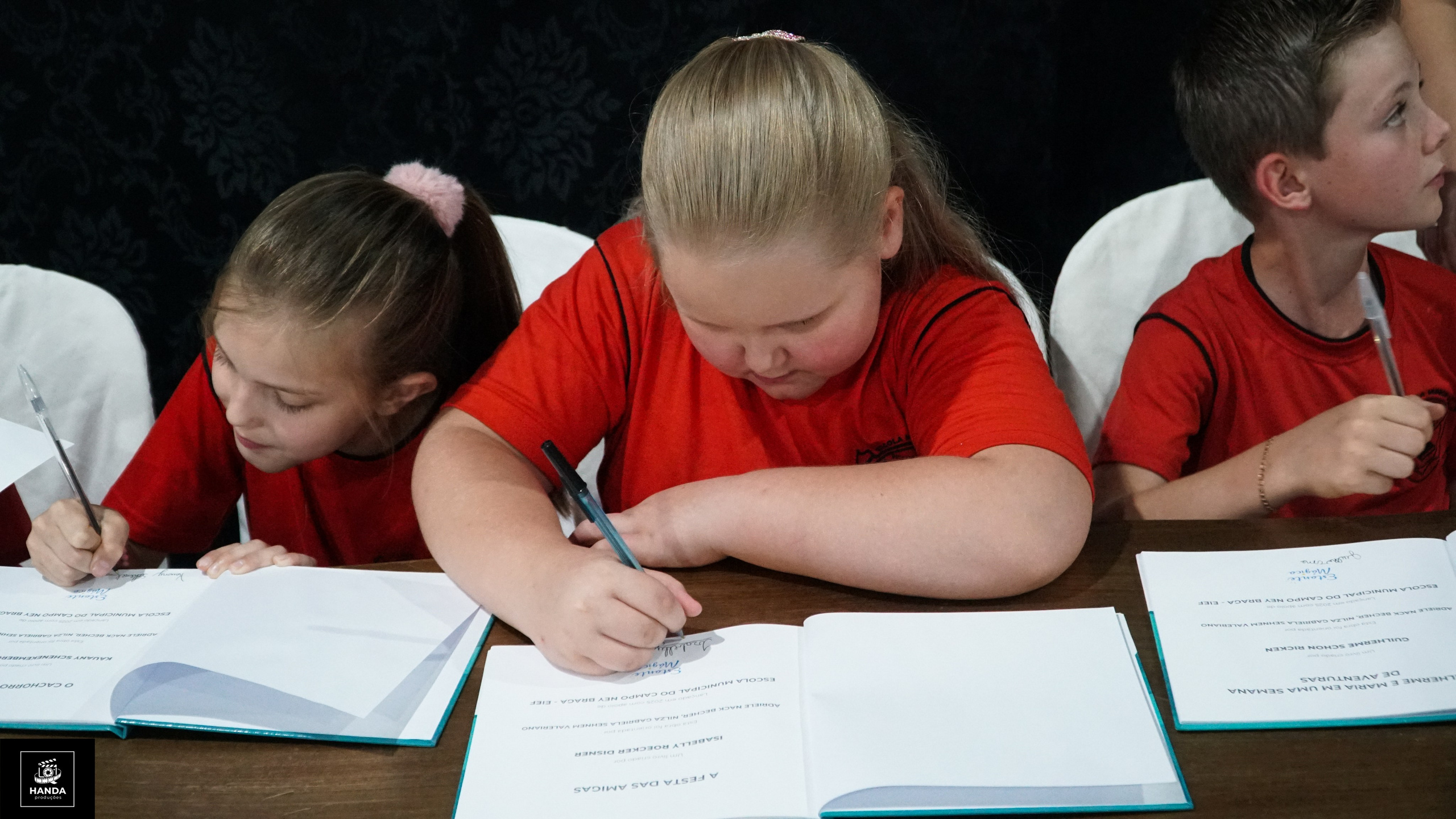 Noite autógrafos colégio Aurélio Buarque de Holanda. Handa Produções