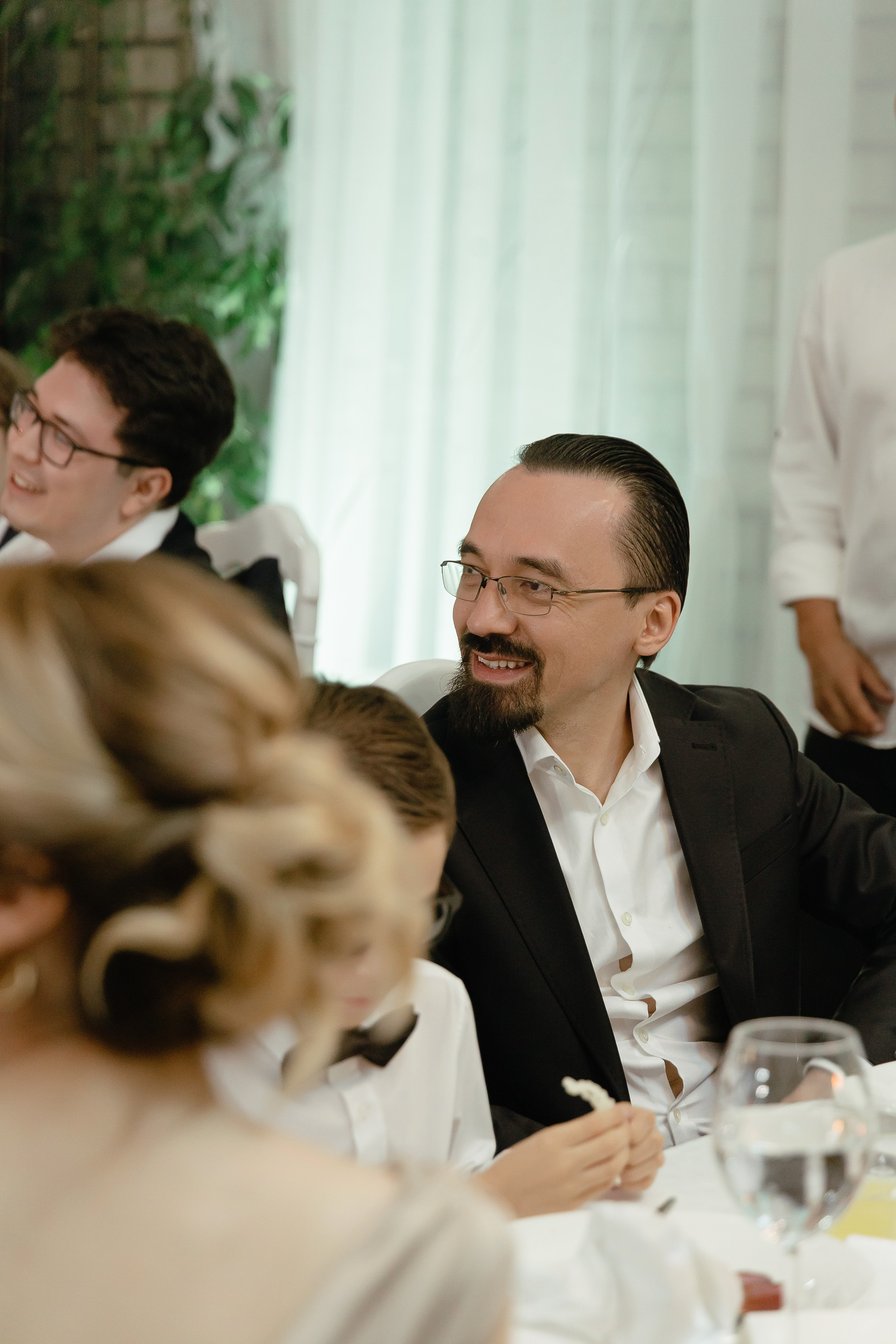 Thomas & Suyumbika. Главная