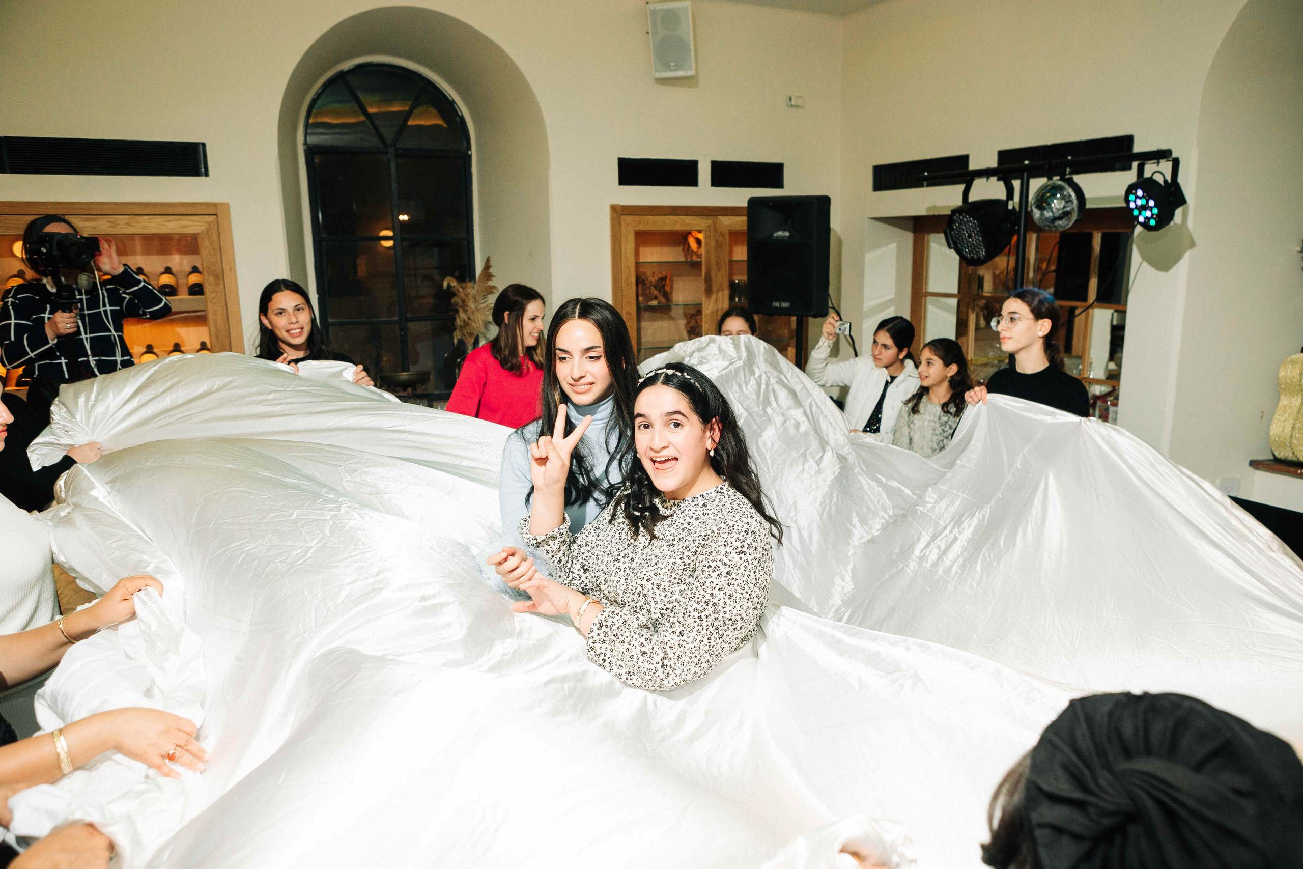 PARTY IN A RESTAURANT WITH THE WHOLE FAMILY. Https://shi-photo.com/