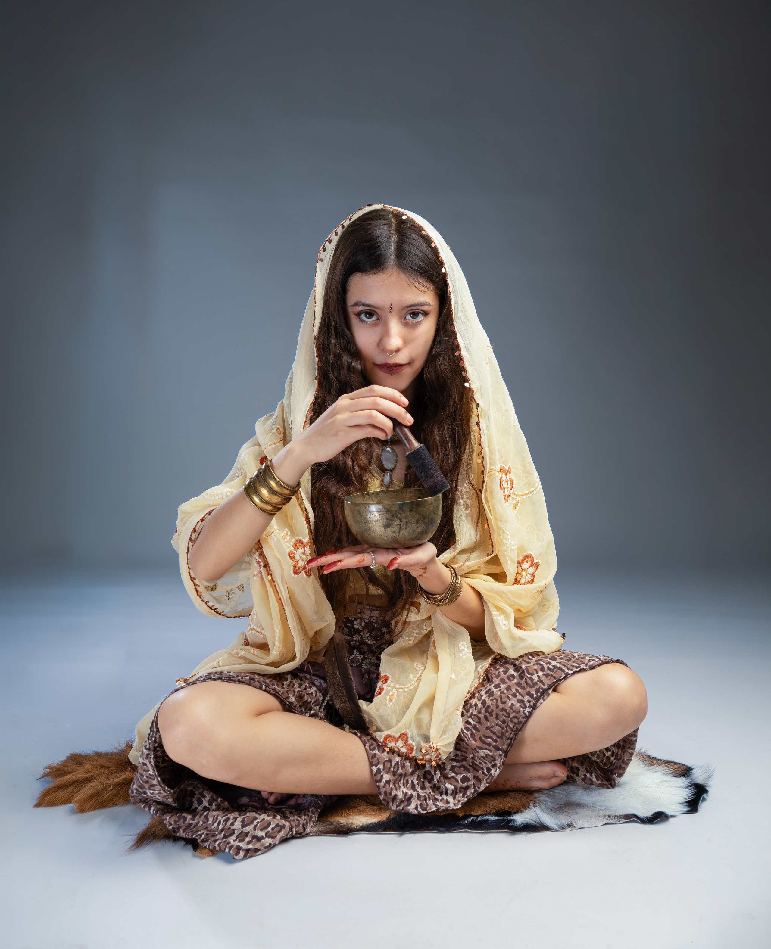Alma A. Fotograf. Lucrez cu oameni, produse și spații. Portret și fotografie creativă. Bacău, România. Lidia Savinoiu