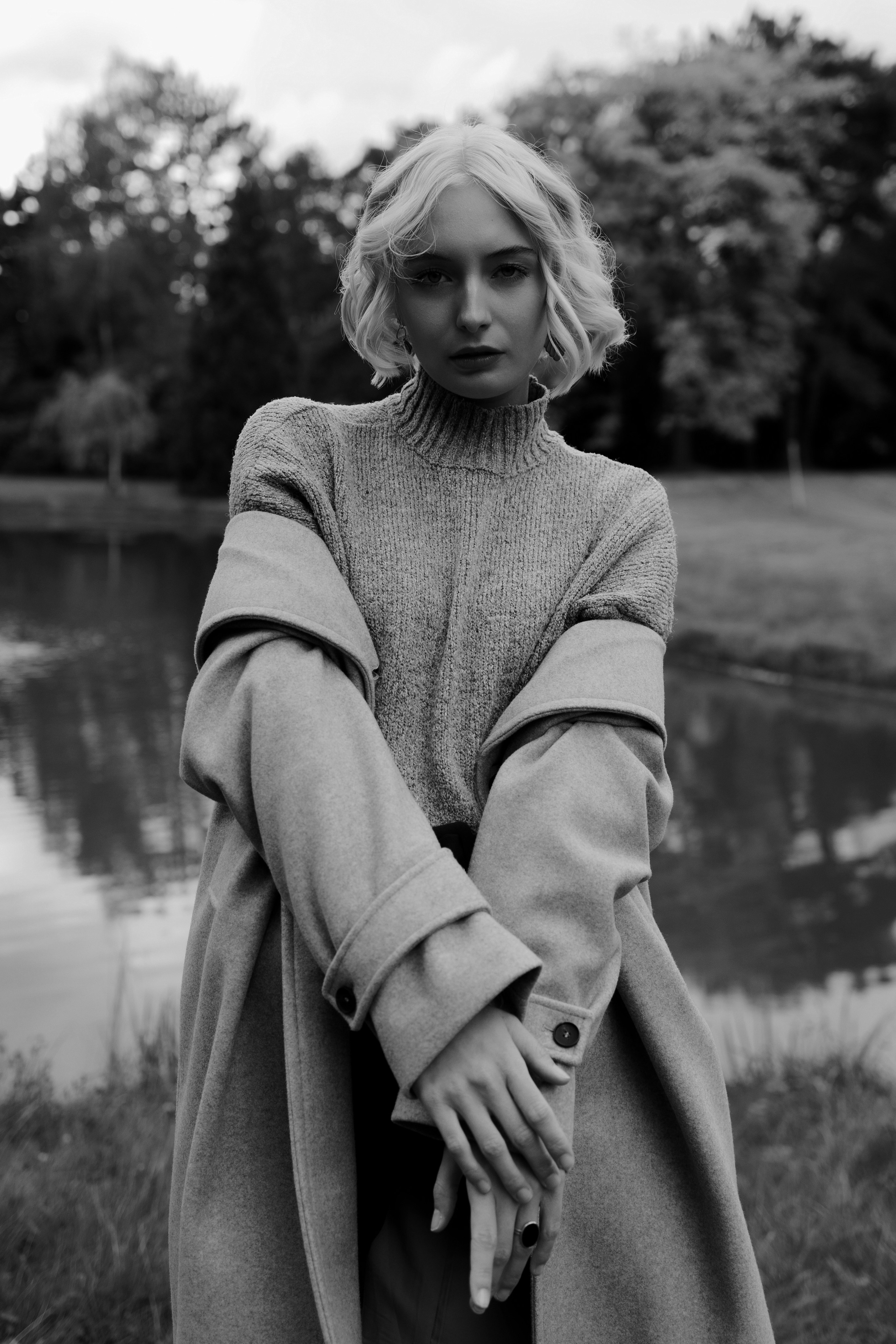 Autumn Portrait in the Park. Woman in Coat&Sweater. Cinematic&Emotional Photography by Kristina Kozheltsova. Kristina Kozheltsova- Soulful Portrait&Lifestyle&Love Story Photographer in Leipzig, Germany