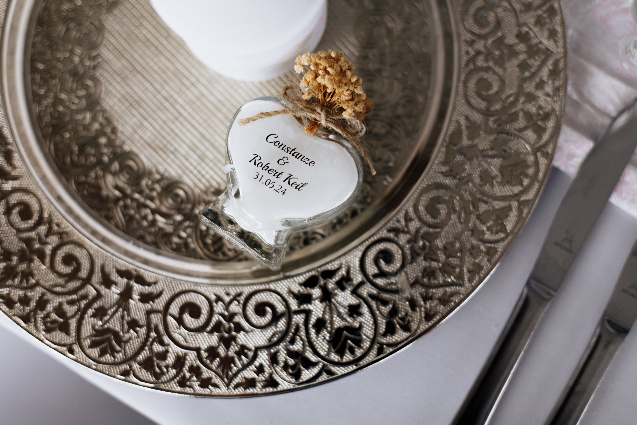 Geschenkkerzen für die Gäste mit den Namen des Bräutigams und der Braut.