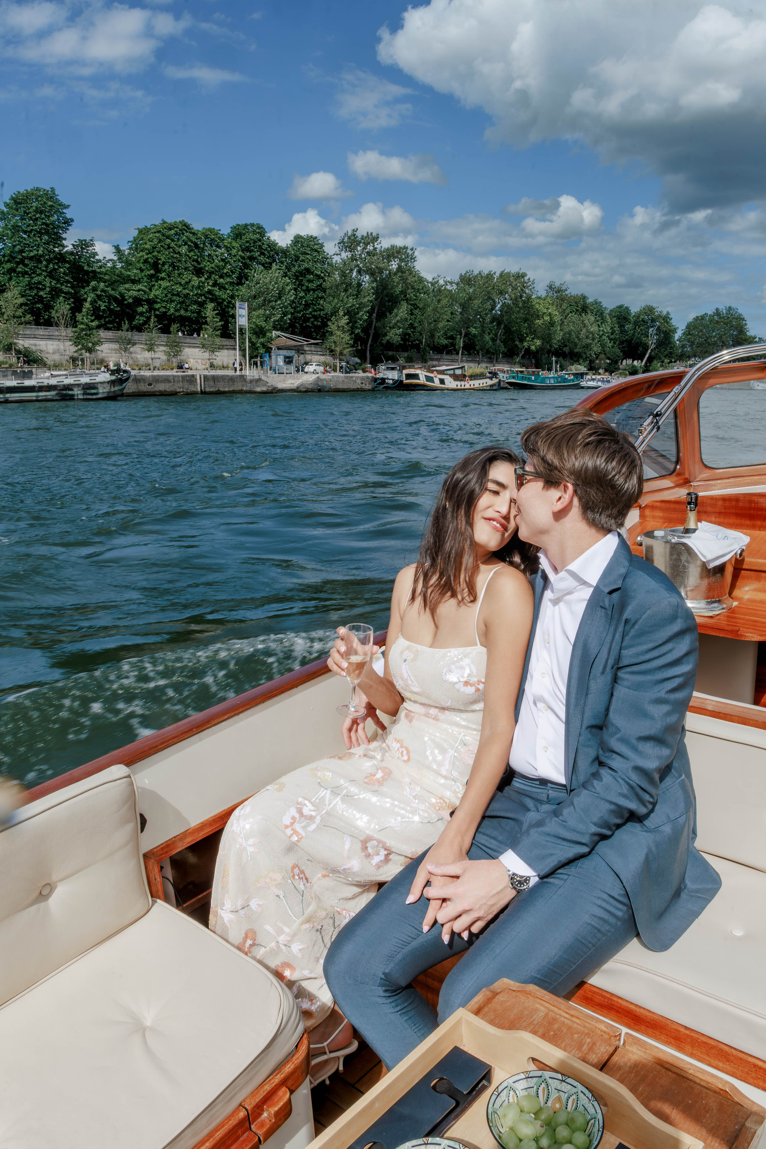 A Luxury Surprise Proposal on a Boat in Paris: Photo, Video & Champagne. Photographe à Paris