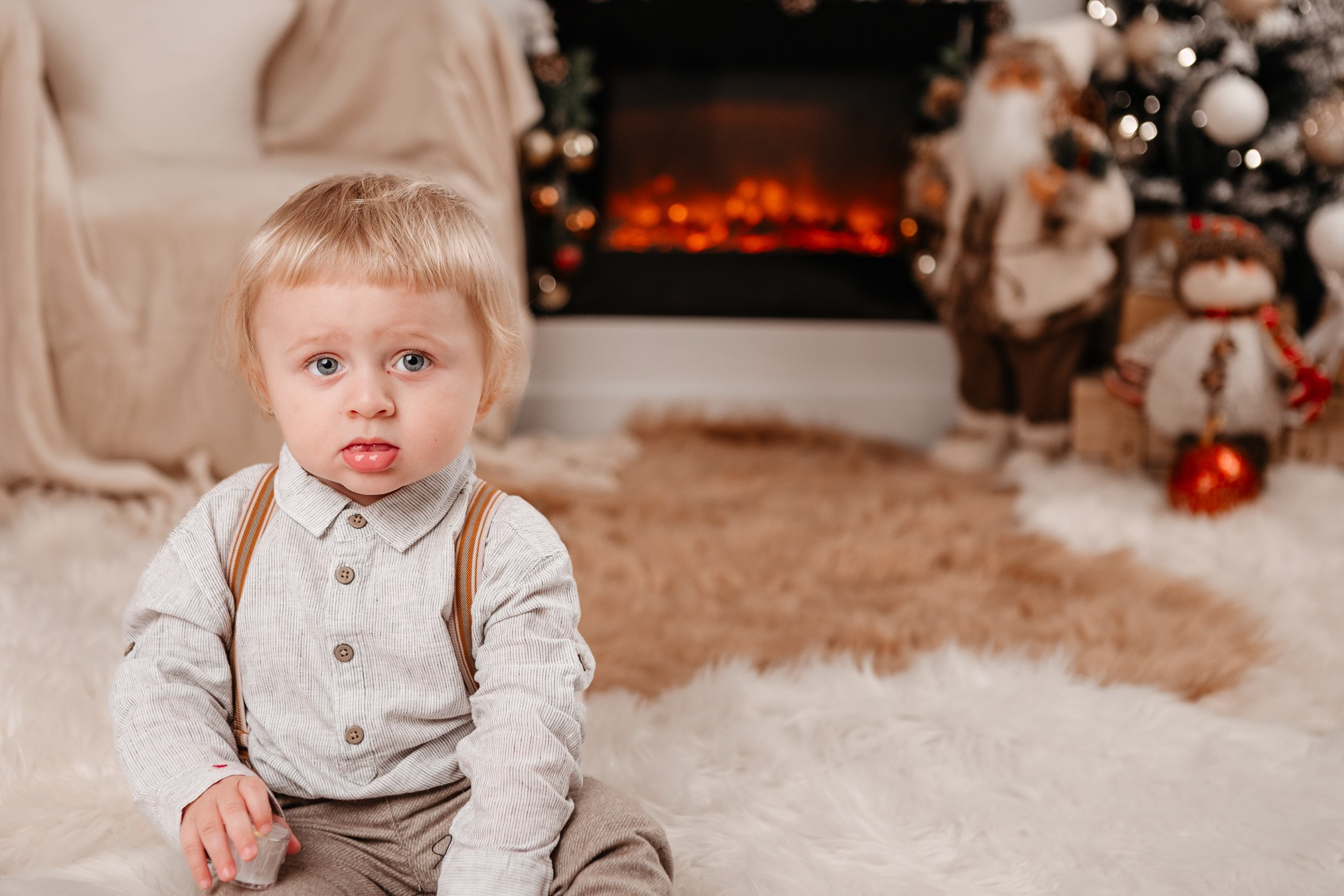 In red. FotoACTIV.ro-Your Image matters