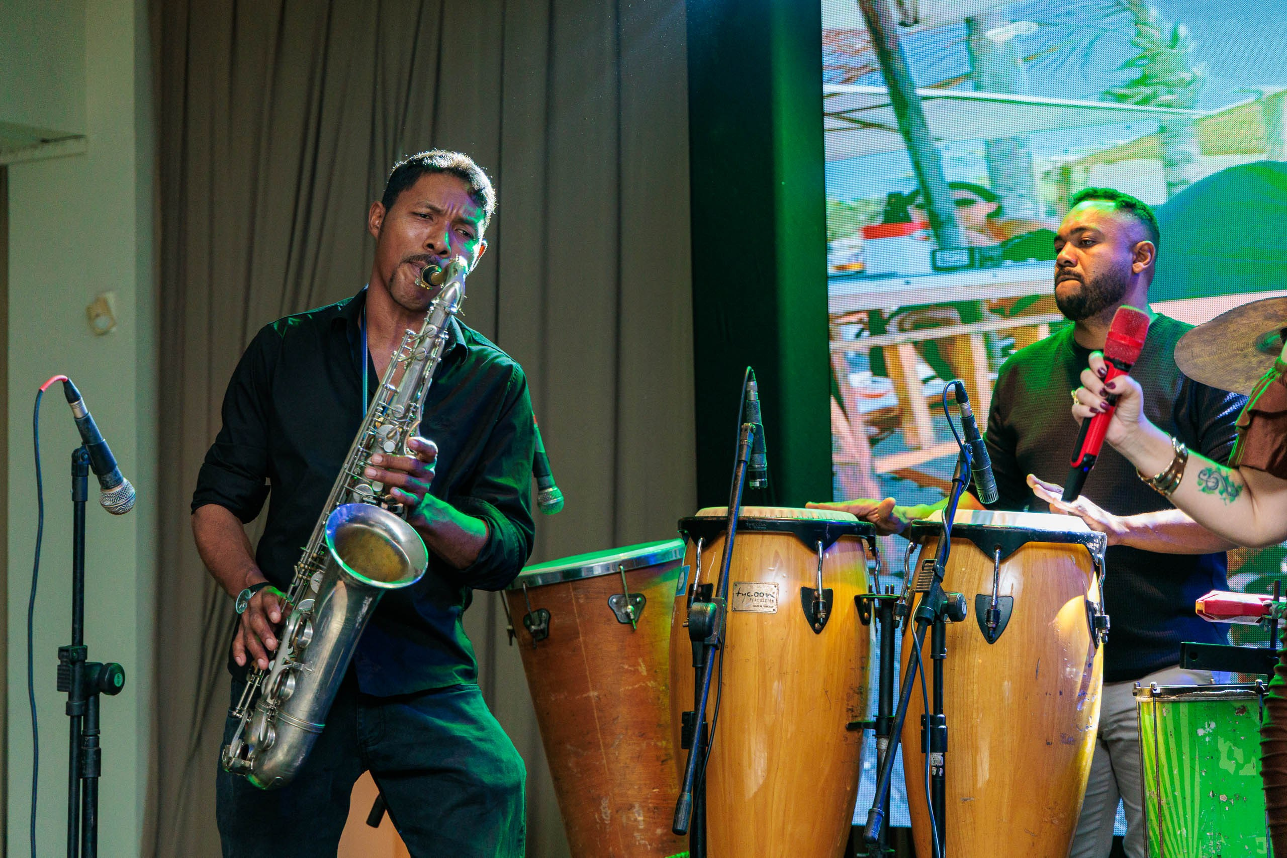 Festa de aniversário adulto, com show ao vivo em ambiente perfeito para festas